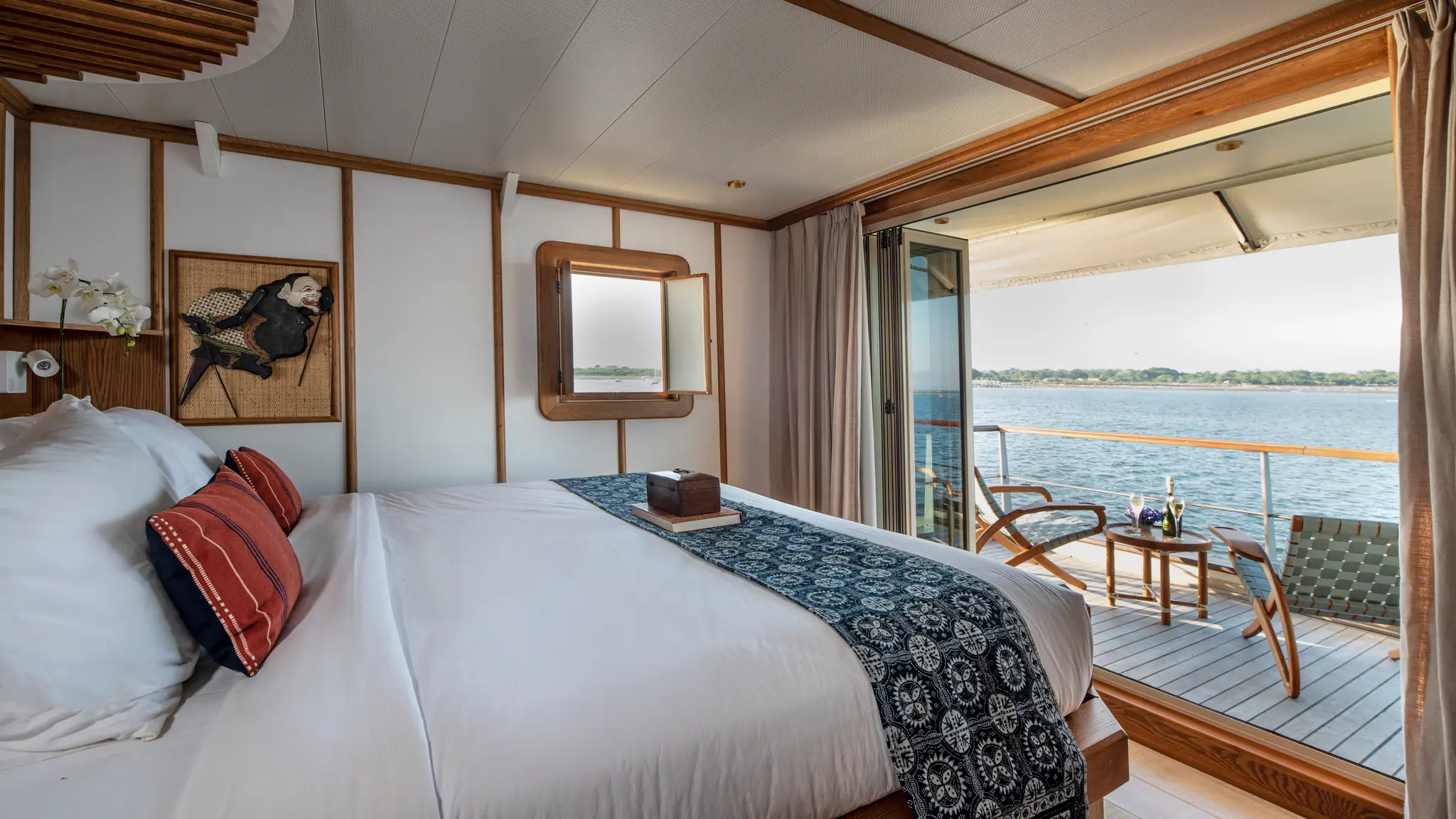 Kudanil Explorer Expedition Yacht | Elegant suite with private terrace