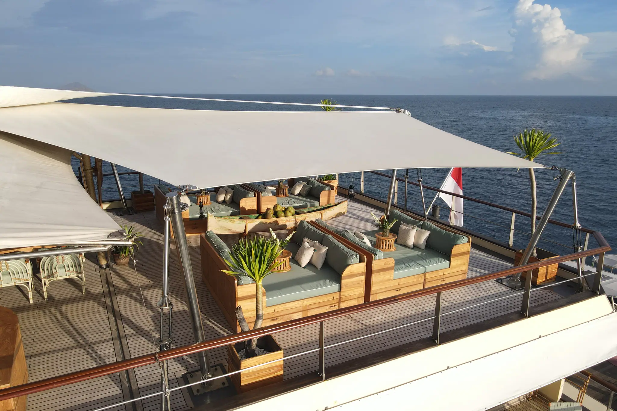 Kudanil Explorer Expedition Yacht | Rooftop lounge with panoramic ocean views