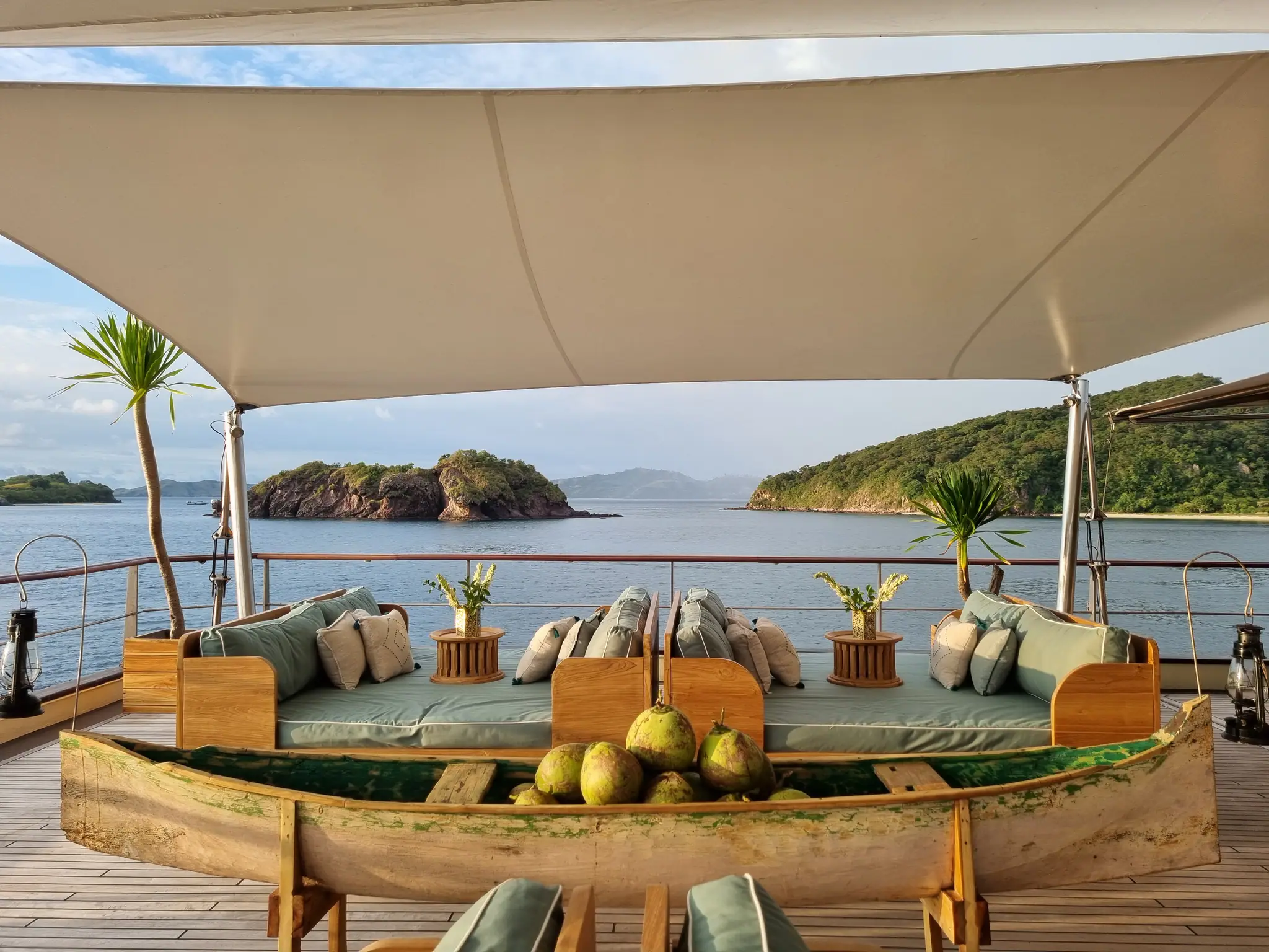 Kudanil Explorer Expedition Yacht | Upper deck lounge with ocean views