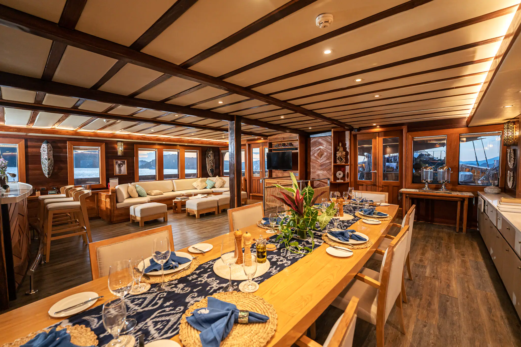 Lamima Phinisi Yacht | Indoor dining salon aboard Lamima