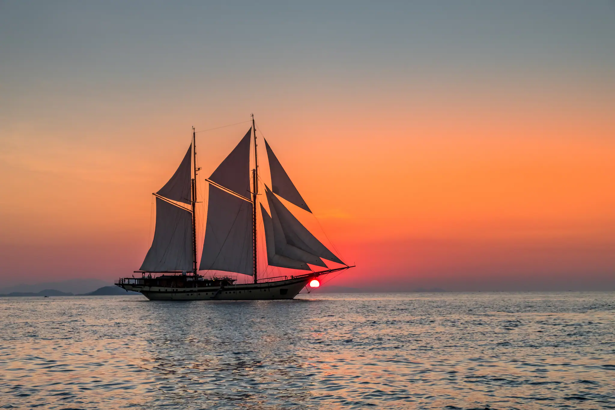 Lamima Phinisi Yacht | Lamima sailing at sunset