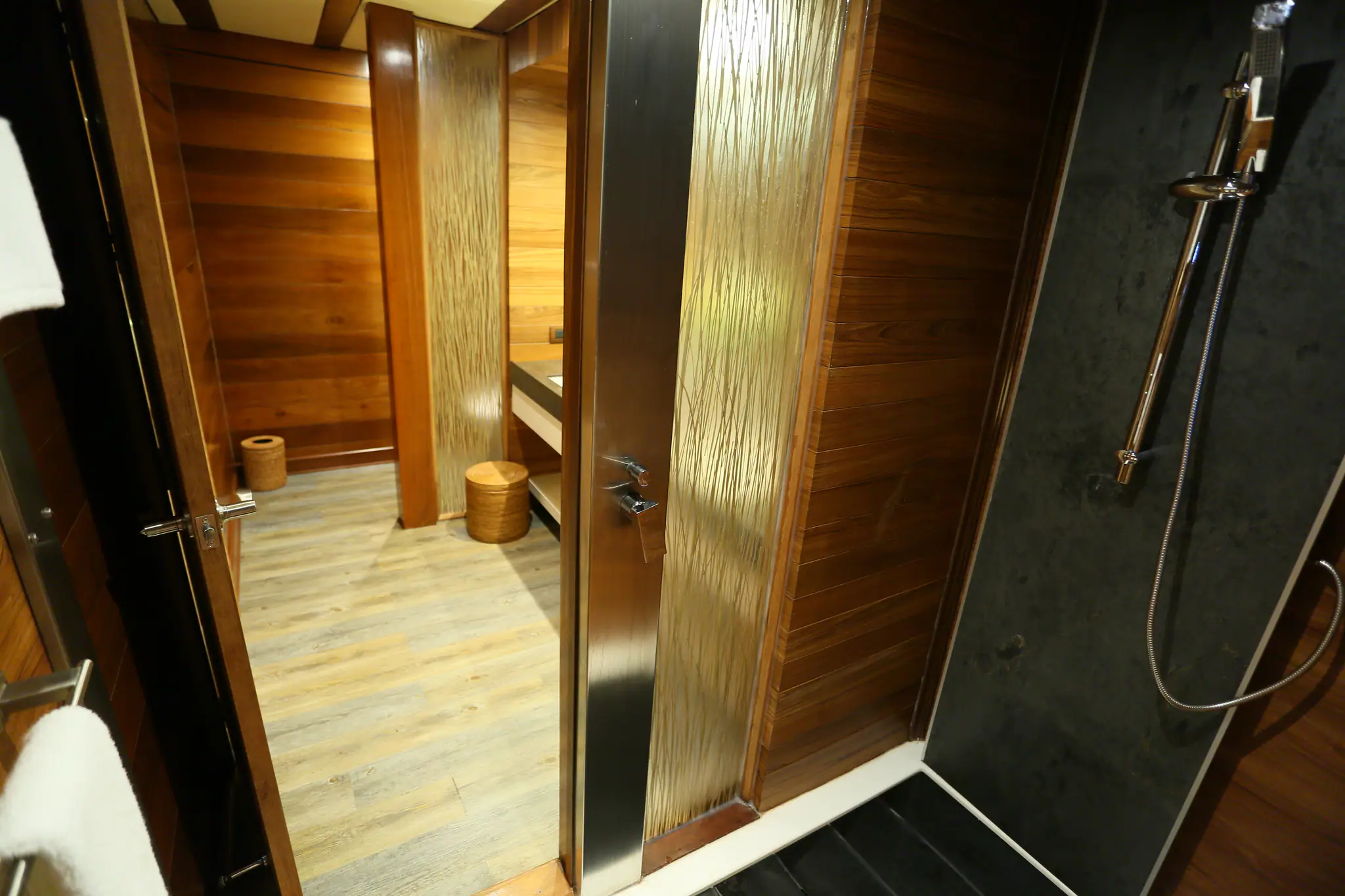 Lamima Ultimate Yacht_Crab Cabin Bathroom