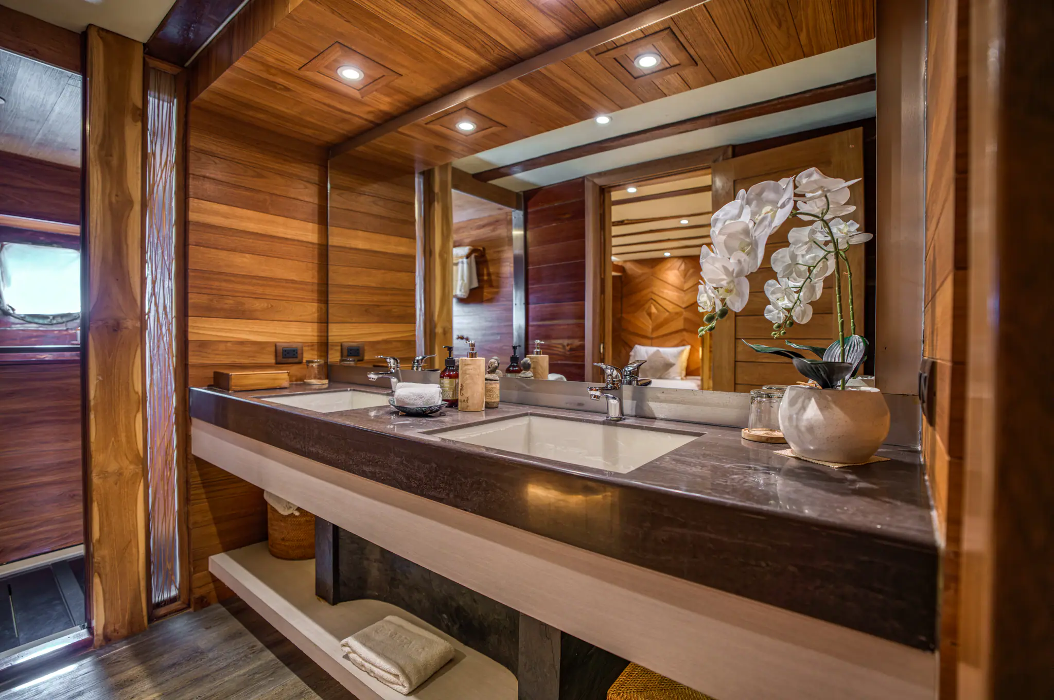 Lamima Ultimate Yacht_Dolphin Cabin Bathroom