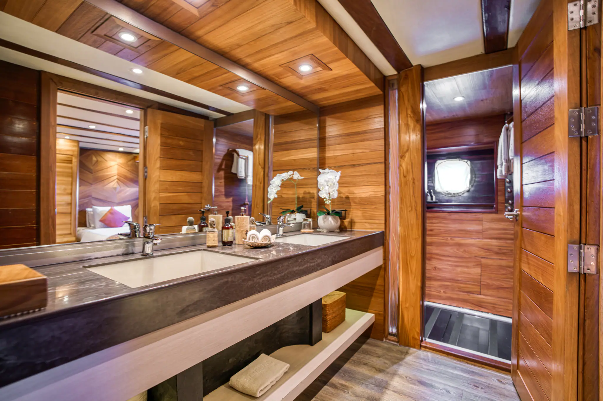 Lamima Ultimate Yacht_Lobster Cabin Bathroom
