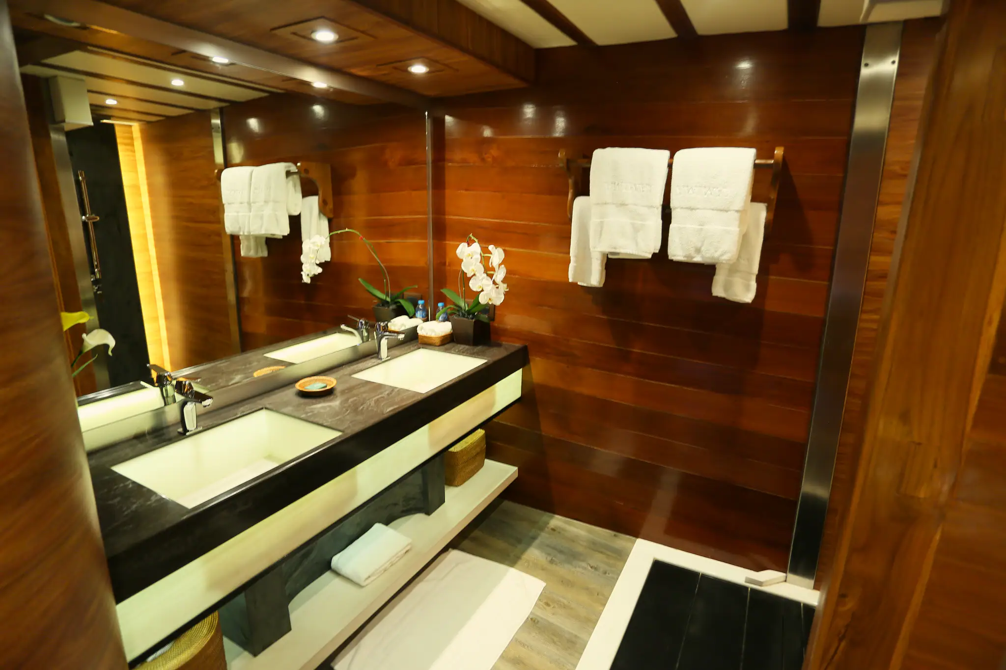 lamima-ultimate-yacht-master-cabin-bathroom