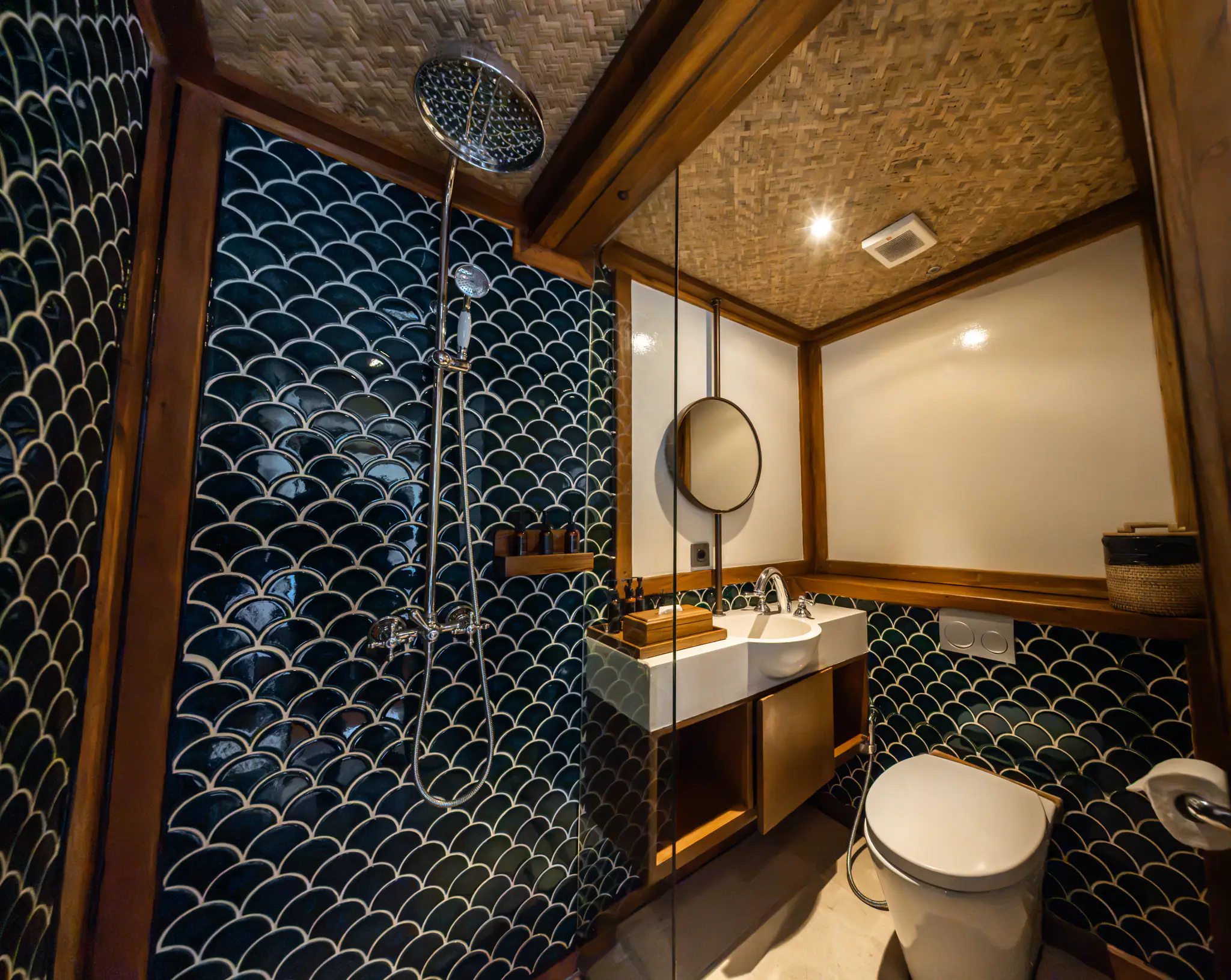 luxury-suite-bathroom