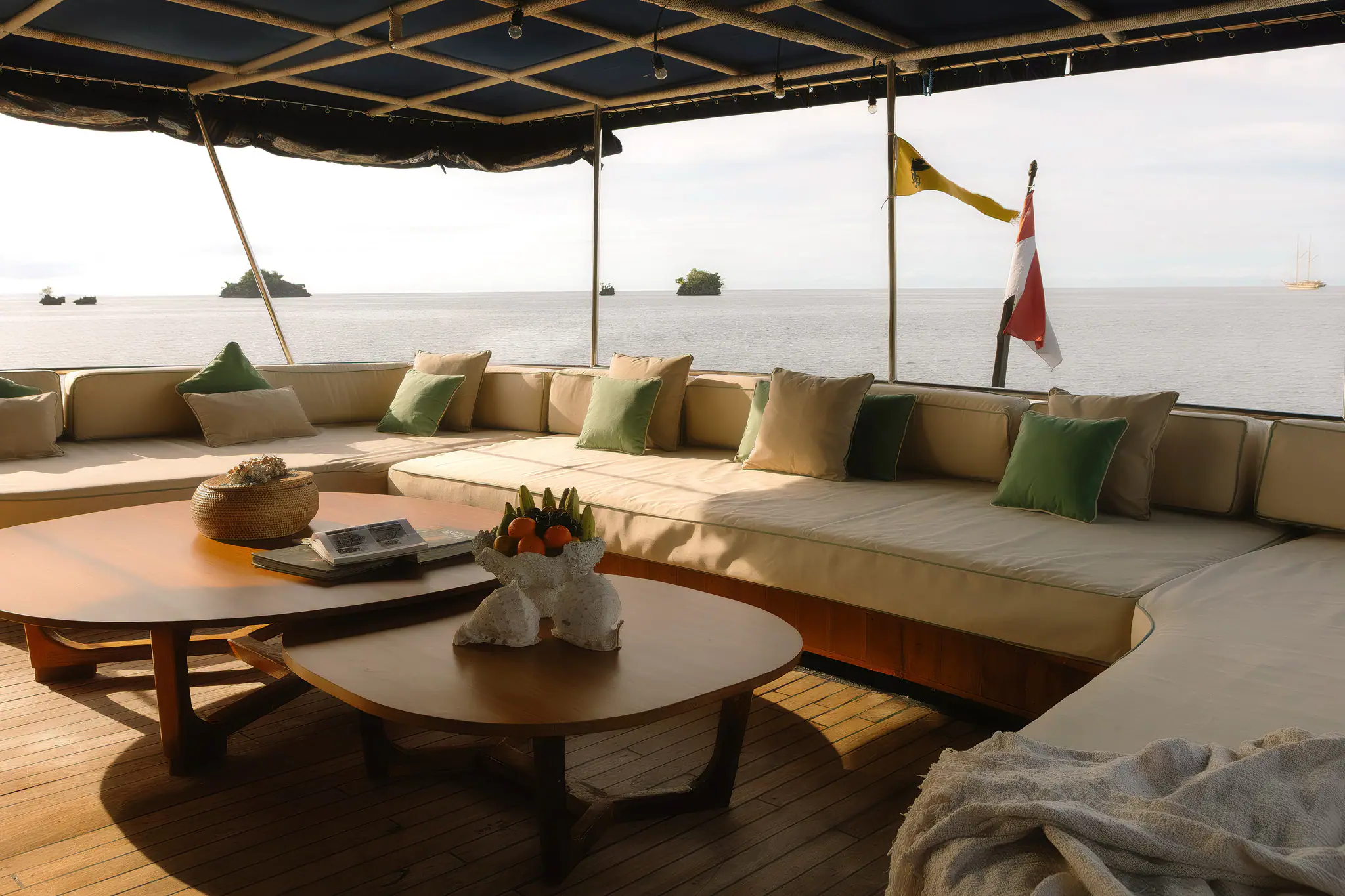 magia-2-liveaboard-living-area-outdoor