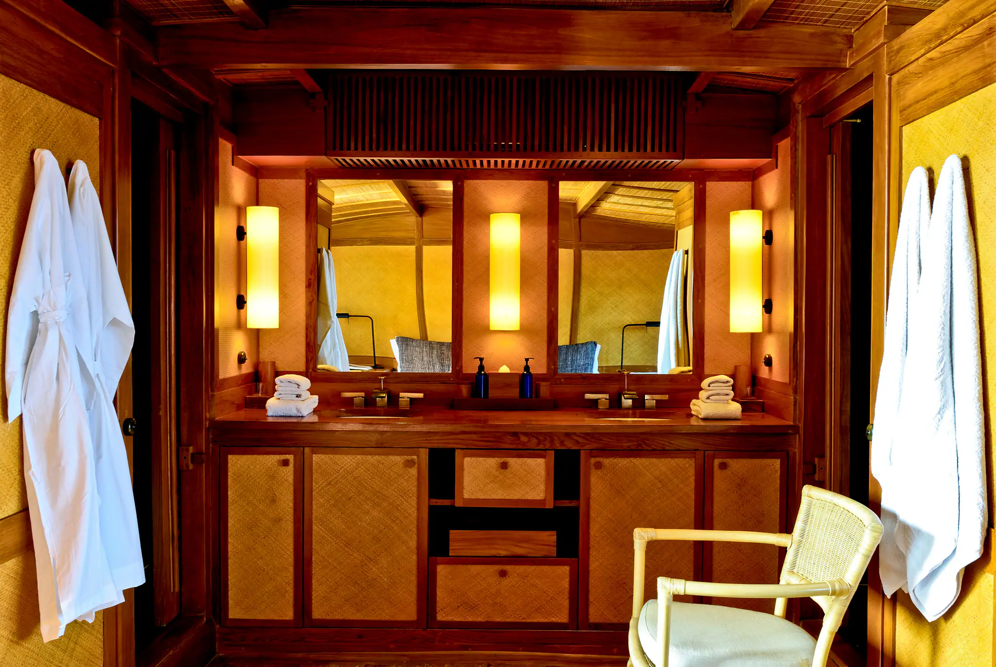 Mahodaya Classic Sailing Yacht | Ensuite Bathroom Interior