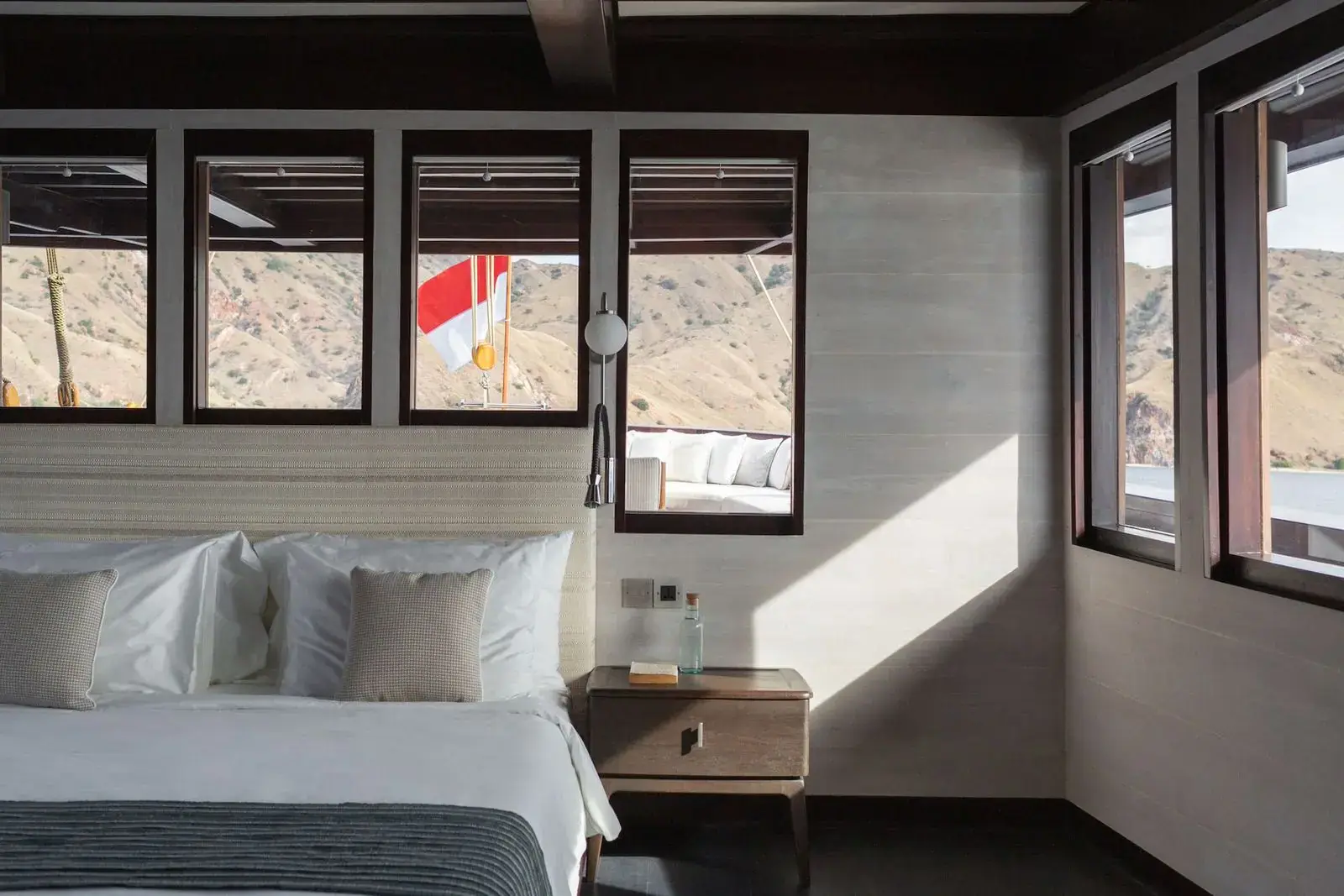 main-20-deck-20-20-master-20-cabin-20-2-20-of-2010-20-20-img-7688-1920-x-1280