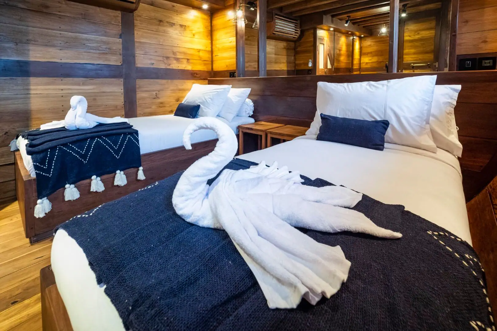Majik Cruise Luxury Yacht | Deluxe 1