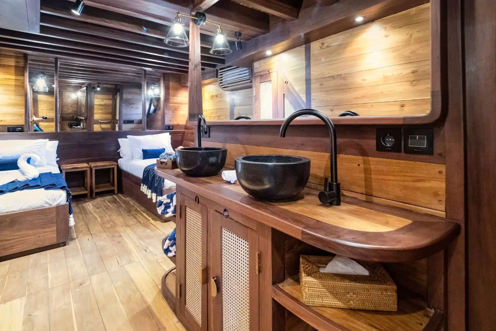 Majik Cruise Luxury Yacht | Deluxe 2