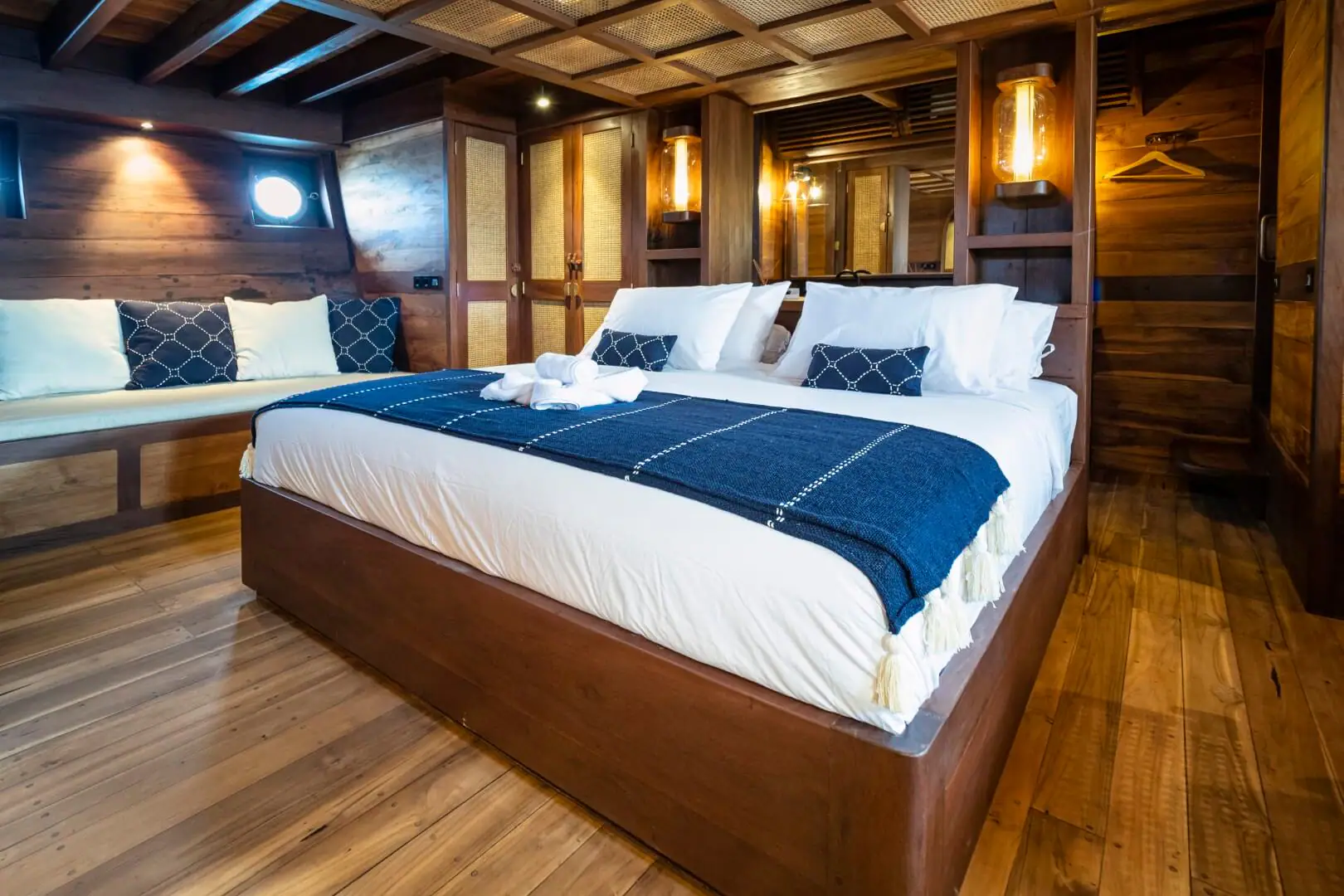 Majik Cruise Luxury Yacht | Master Cabin
