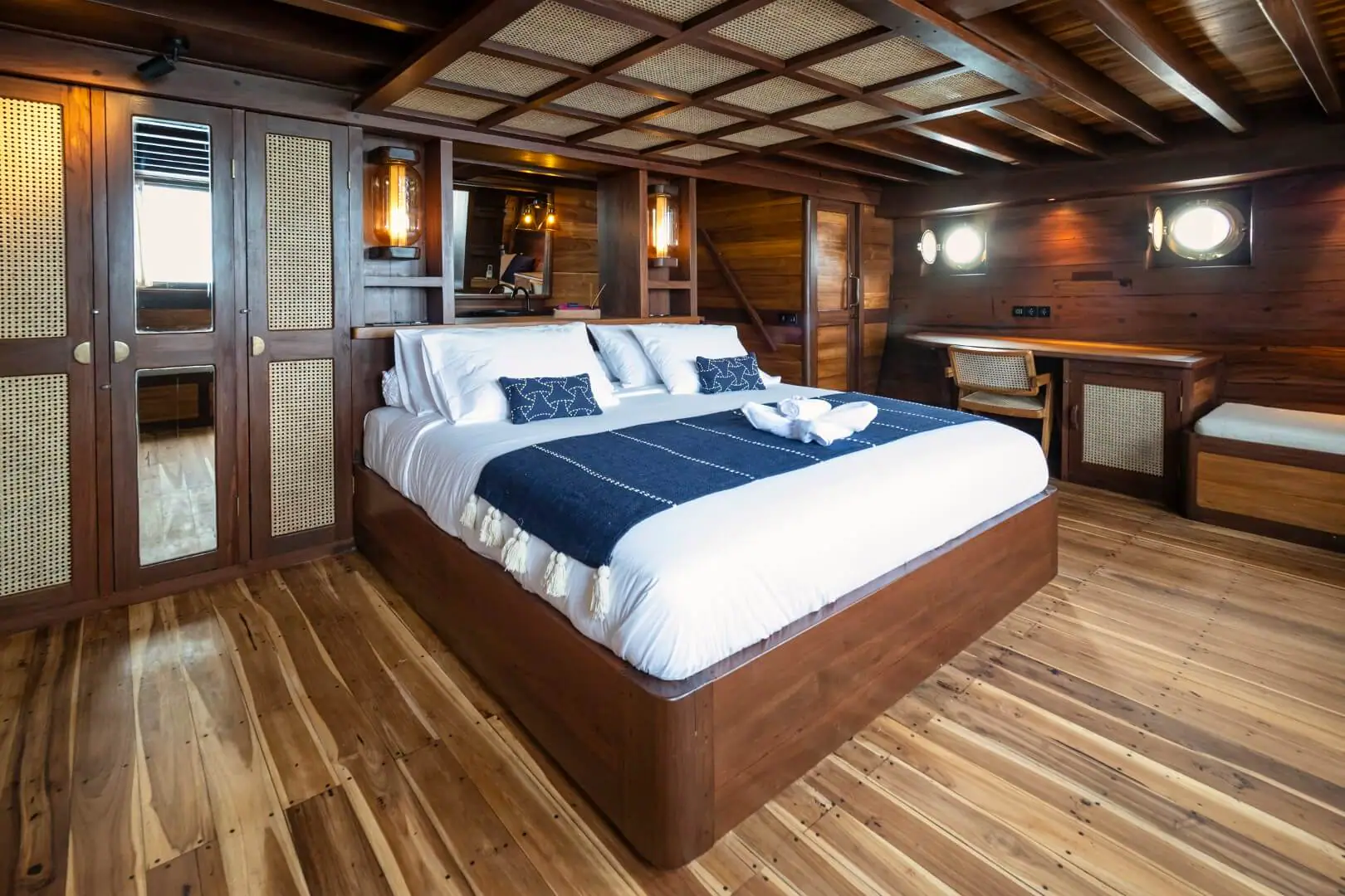 Majik Cruise Luxury Yacht | Master Deluxe Cabin