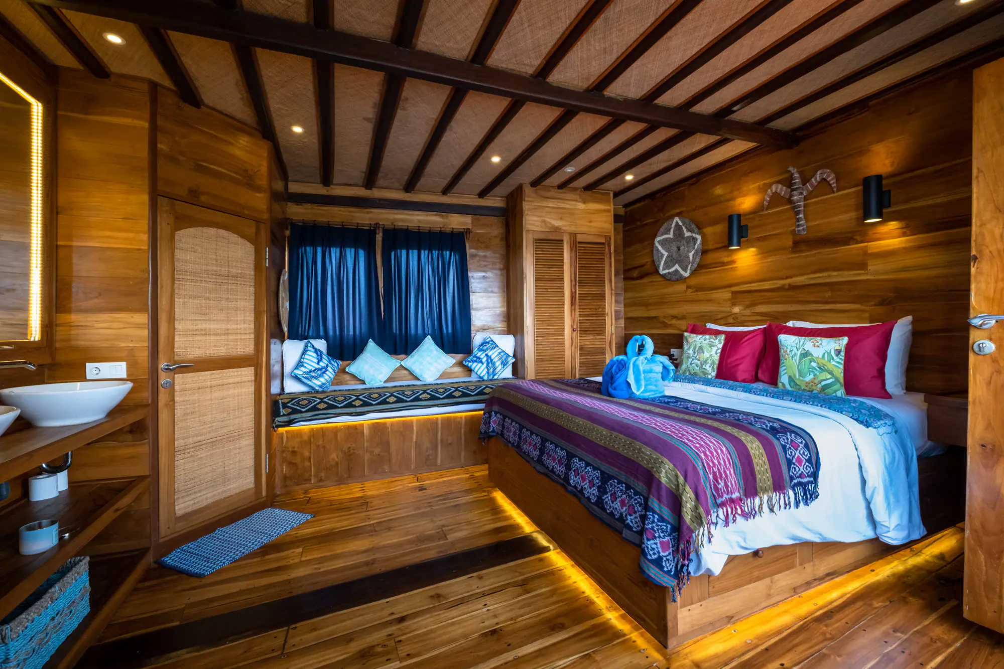 master-cabin-deck-level-tiger-blue