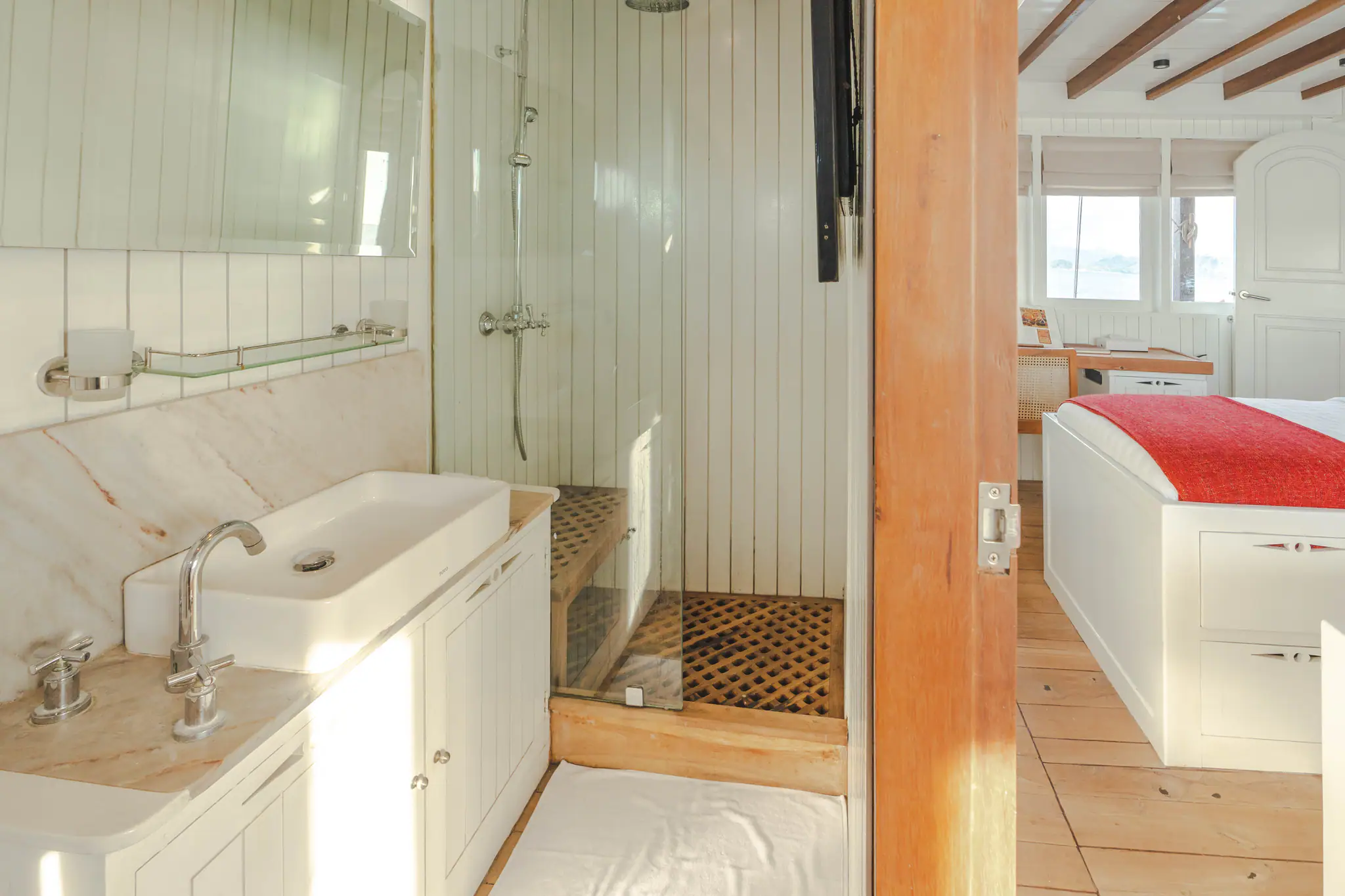 Mischief Boutique Yacht Banda Bathroom