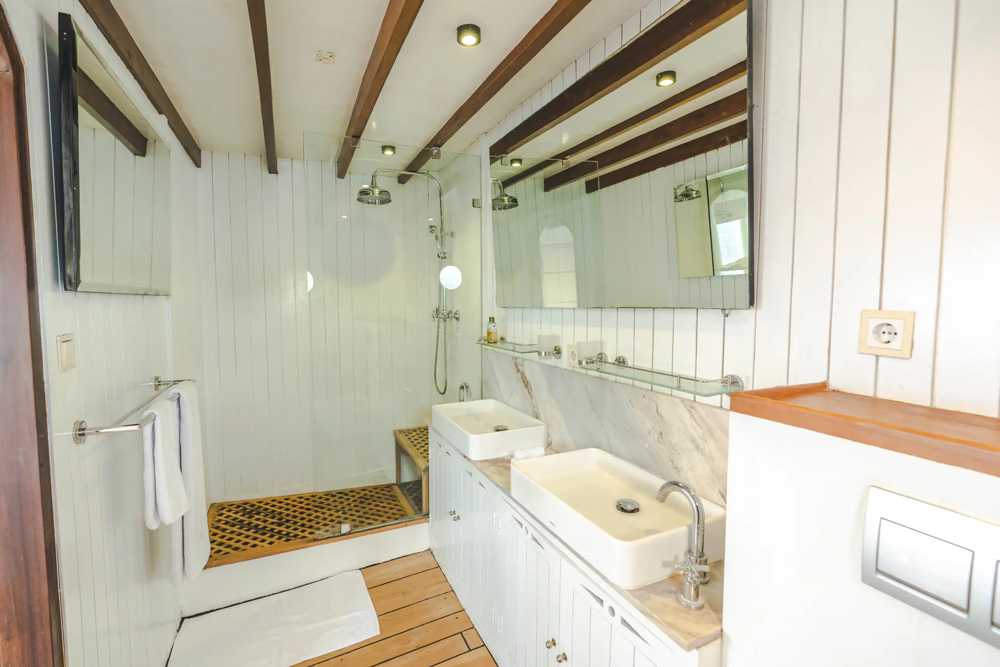 Mischief Boutique Yacht Komodo Suite Bathroom