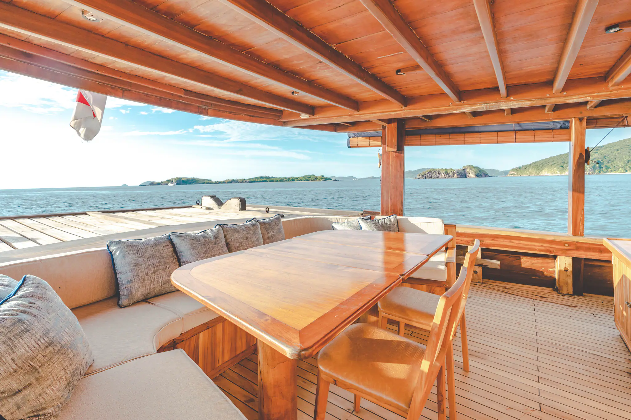 Mischief Boutique Yacht | Outdoor Dining Area