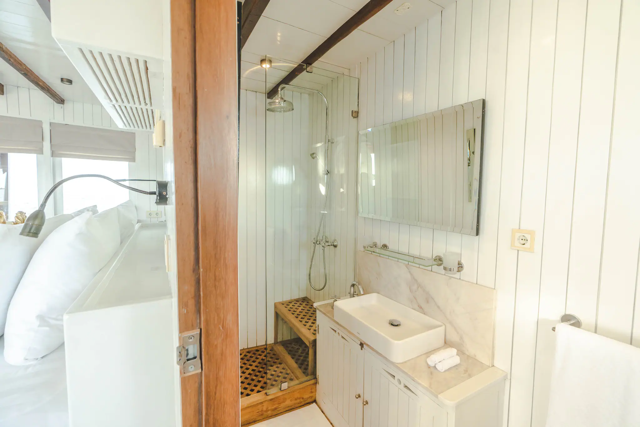 Mischief Boutique Yacht Sumba Bathroom