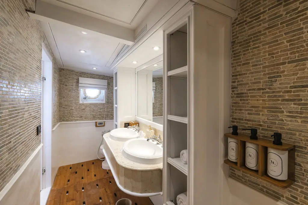 Mutiara Laut Yacht Bathroom | The Yacht Club Indonesia