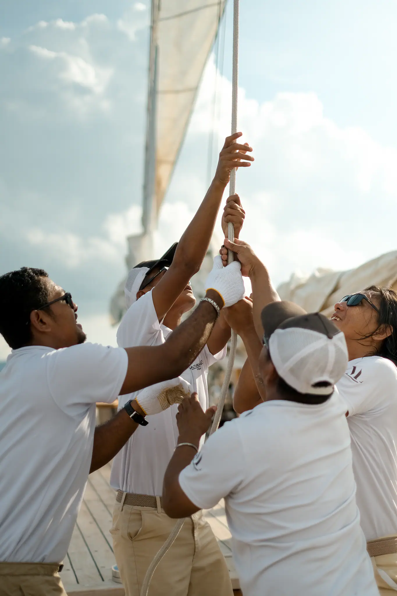 Mutiara Laut Luxury Yacht | Mutiara Laut's crew raising sails
