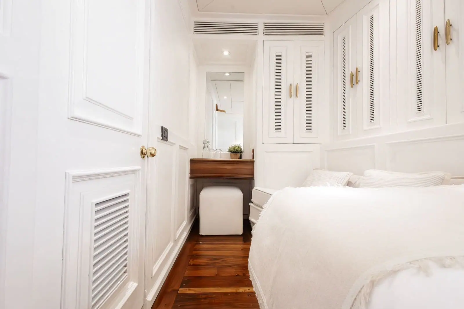 mutiaralaut-frontdeck-2-1920-x-1280