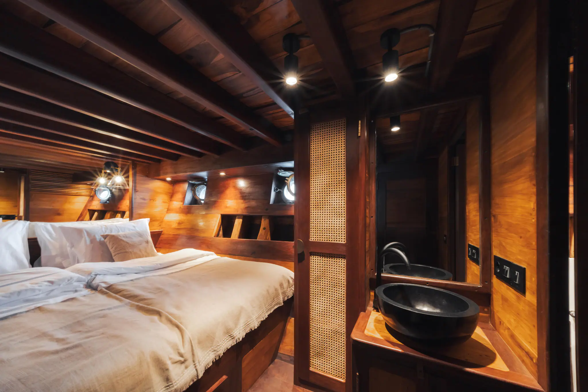 Nataraja Classic Sailing Yacht | Deluxe 2