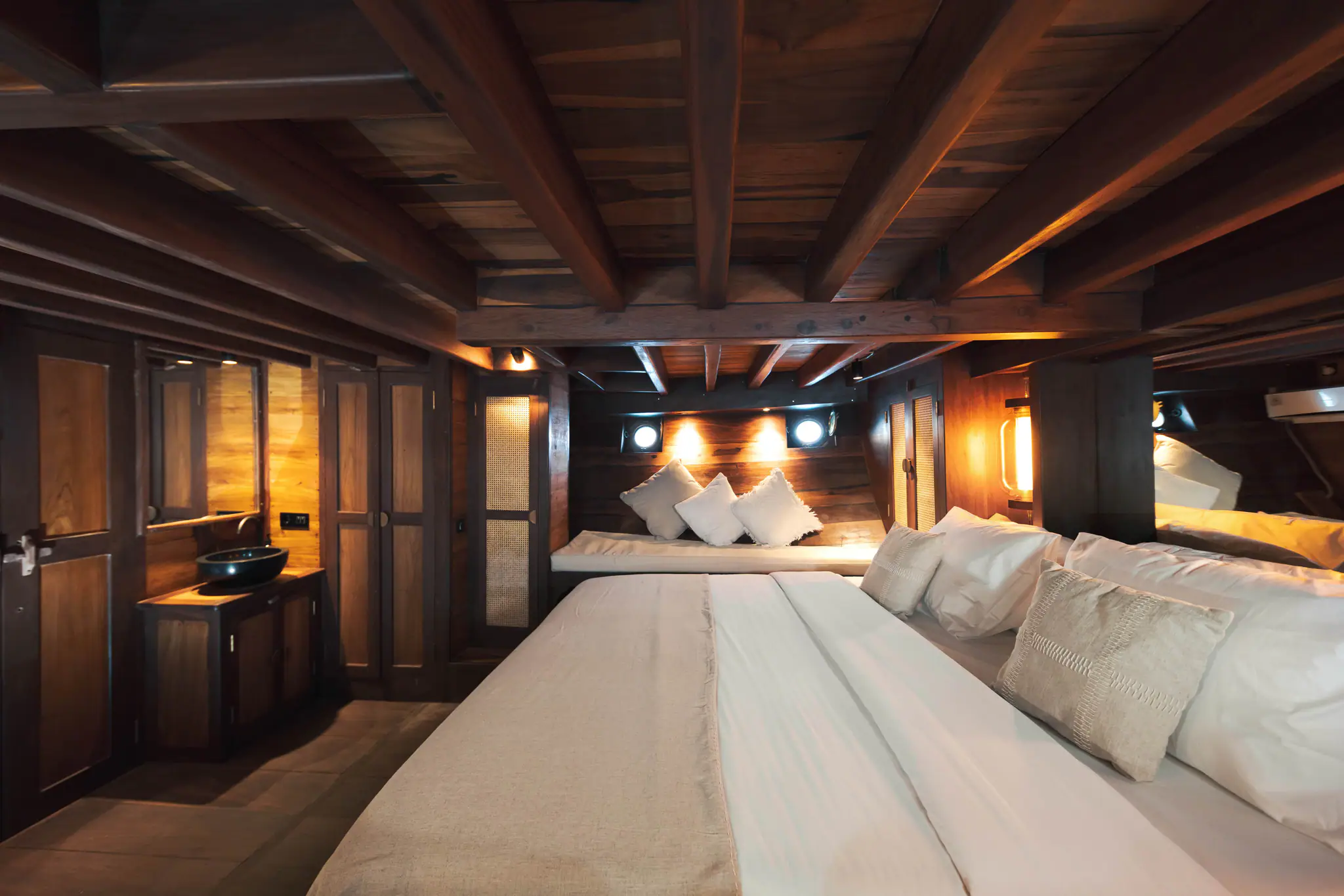 Nataraja Classic Sailing Yacht | Front 2
