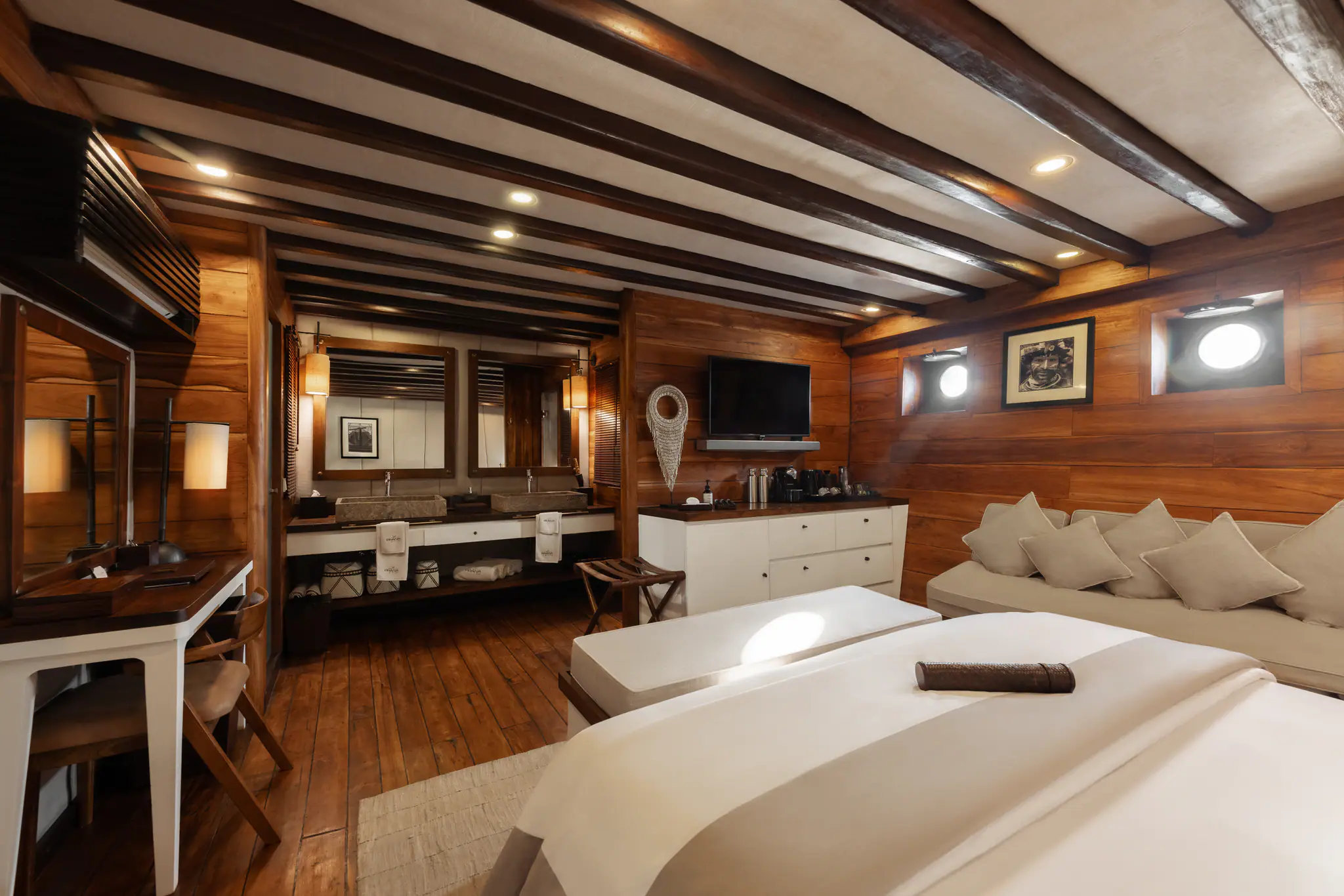 Prana Luxury Sailing Yacht | Flores Deluxe Suite