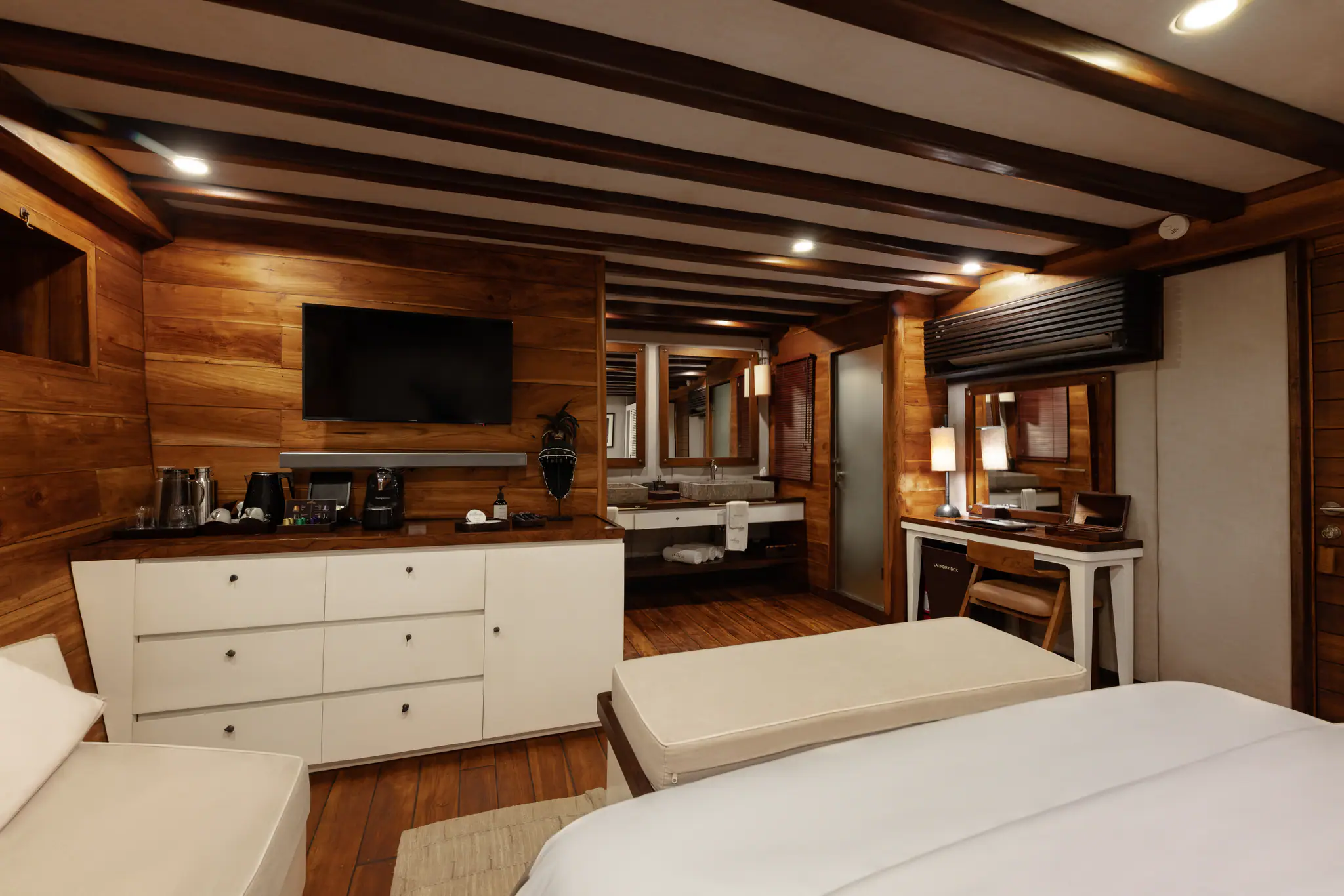 Prana Luxury Sailing Yacht | Private Bathroom on the deluxe suite