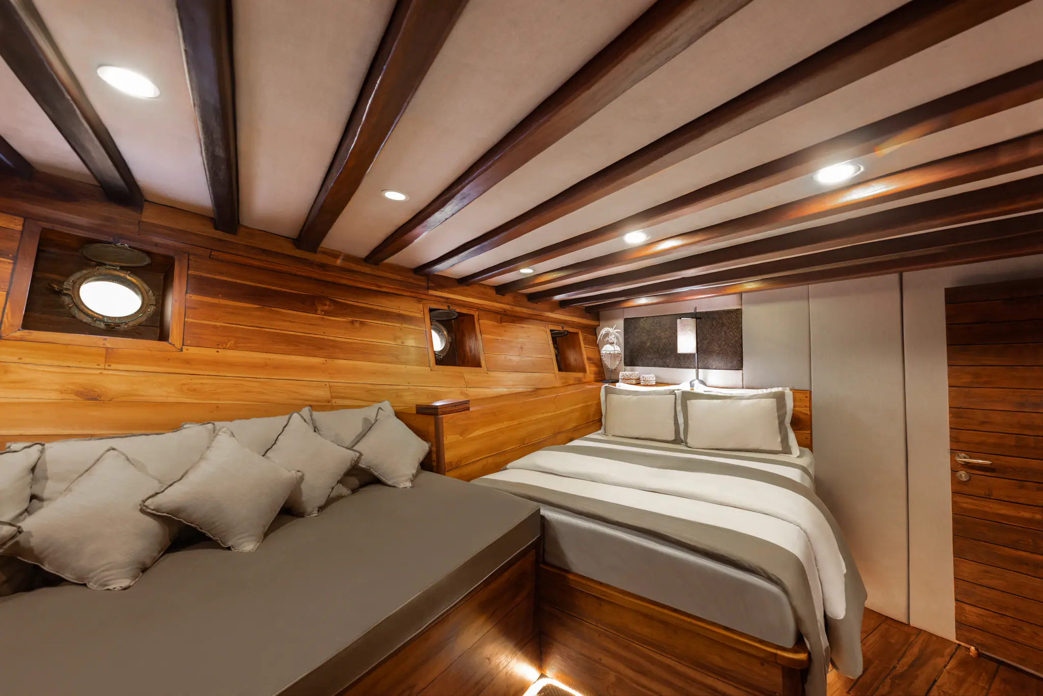 Prana Luxury Sailing Yacht | Standard Suite with lounge area