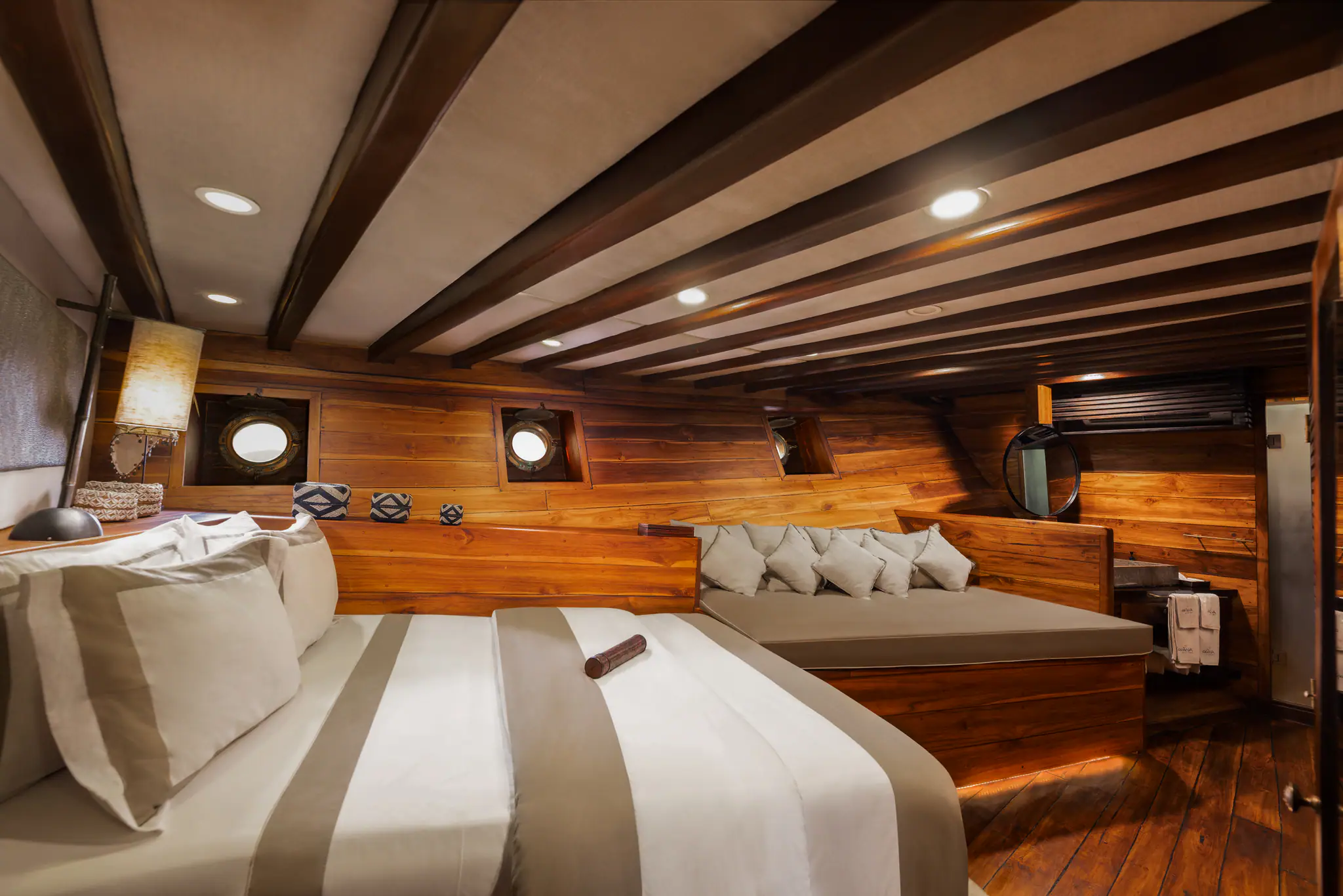 Prana Luxury Sailing Yacht | Standard Suite with porthole view