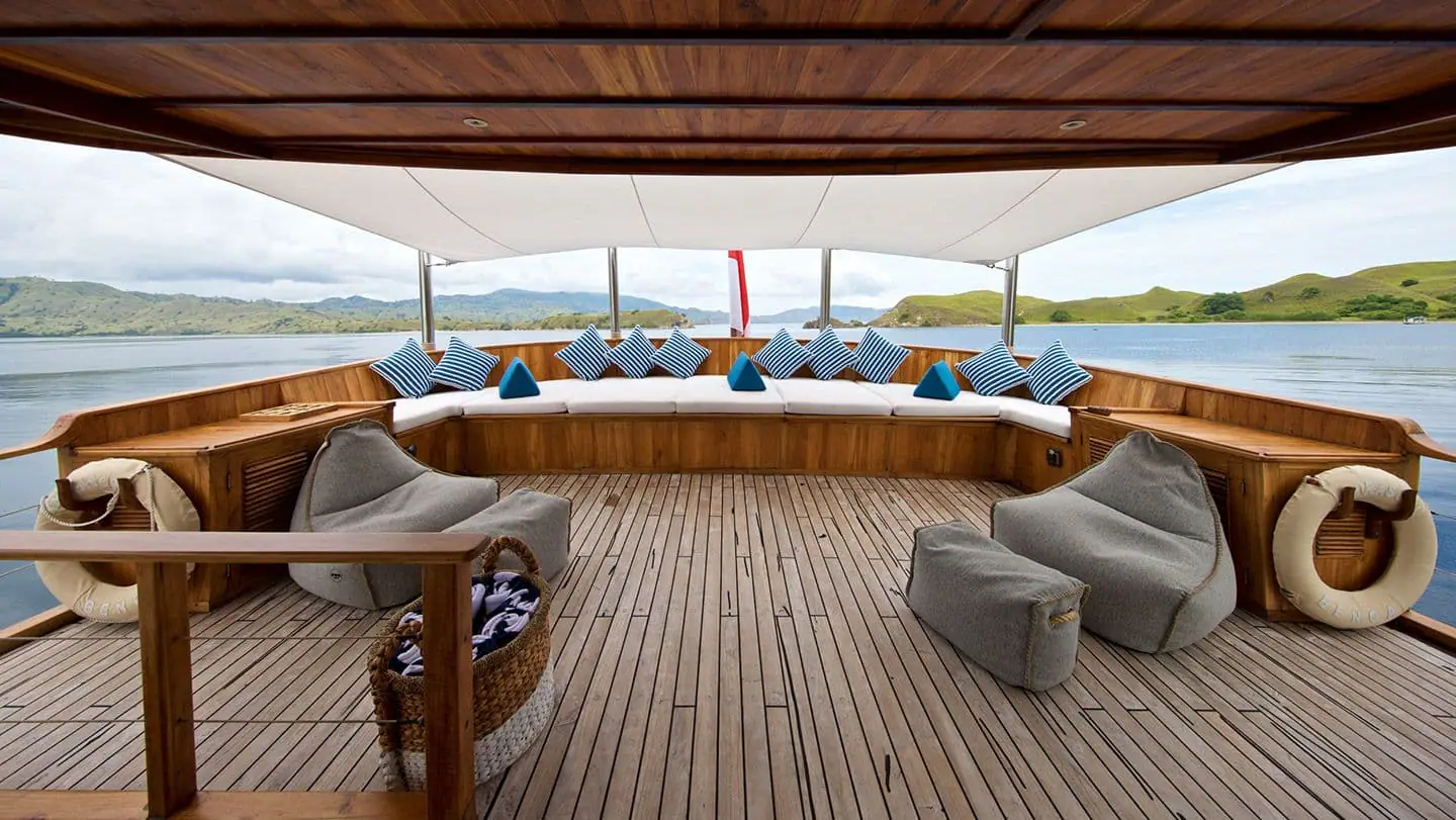 ras-voyages-home-carousel-11-upper-deck-master-lounge-1440-x-811