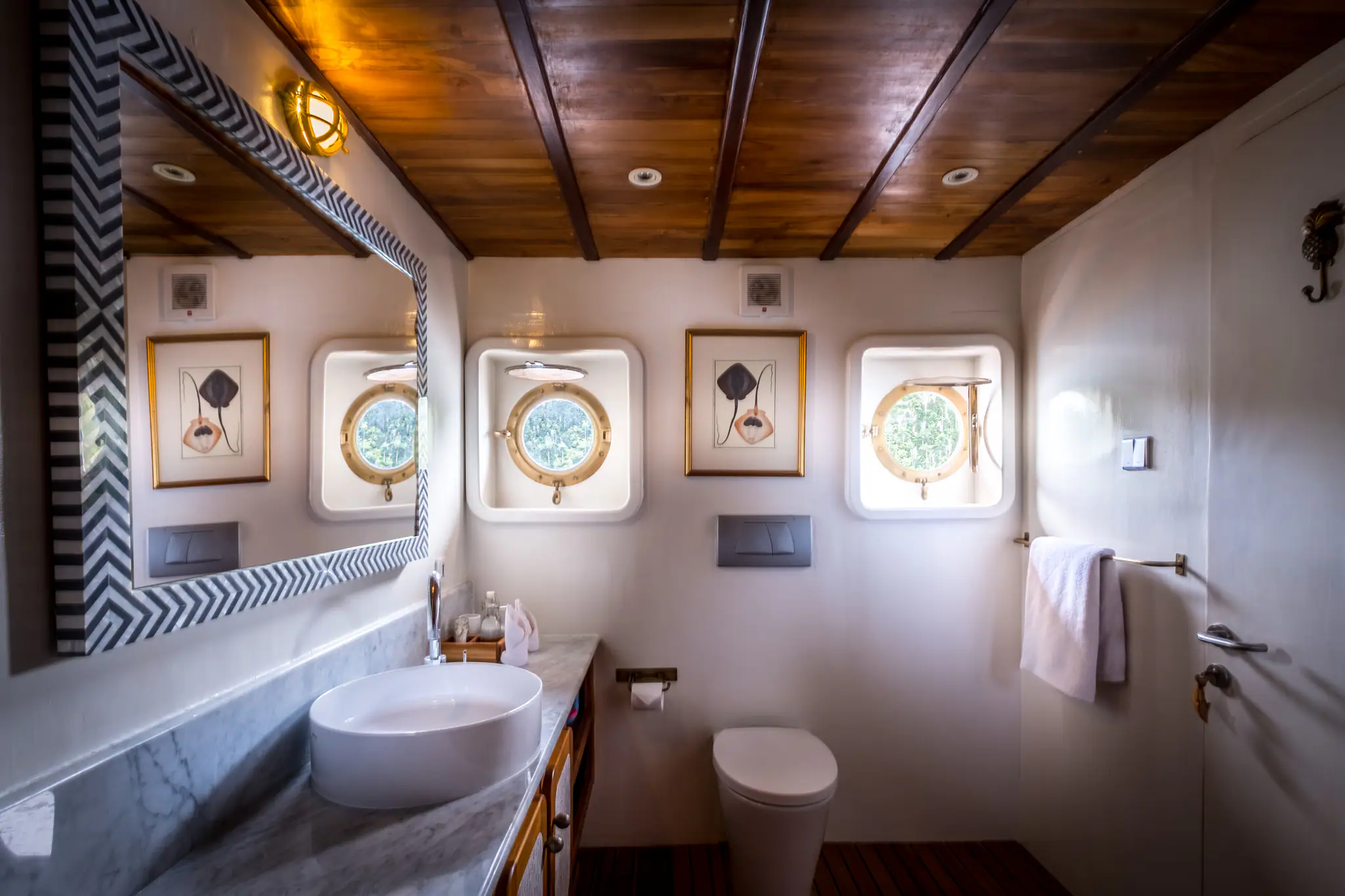 Rascal Adventure Yacht | Lighty bathroom on cabin 04