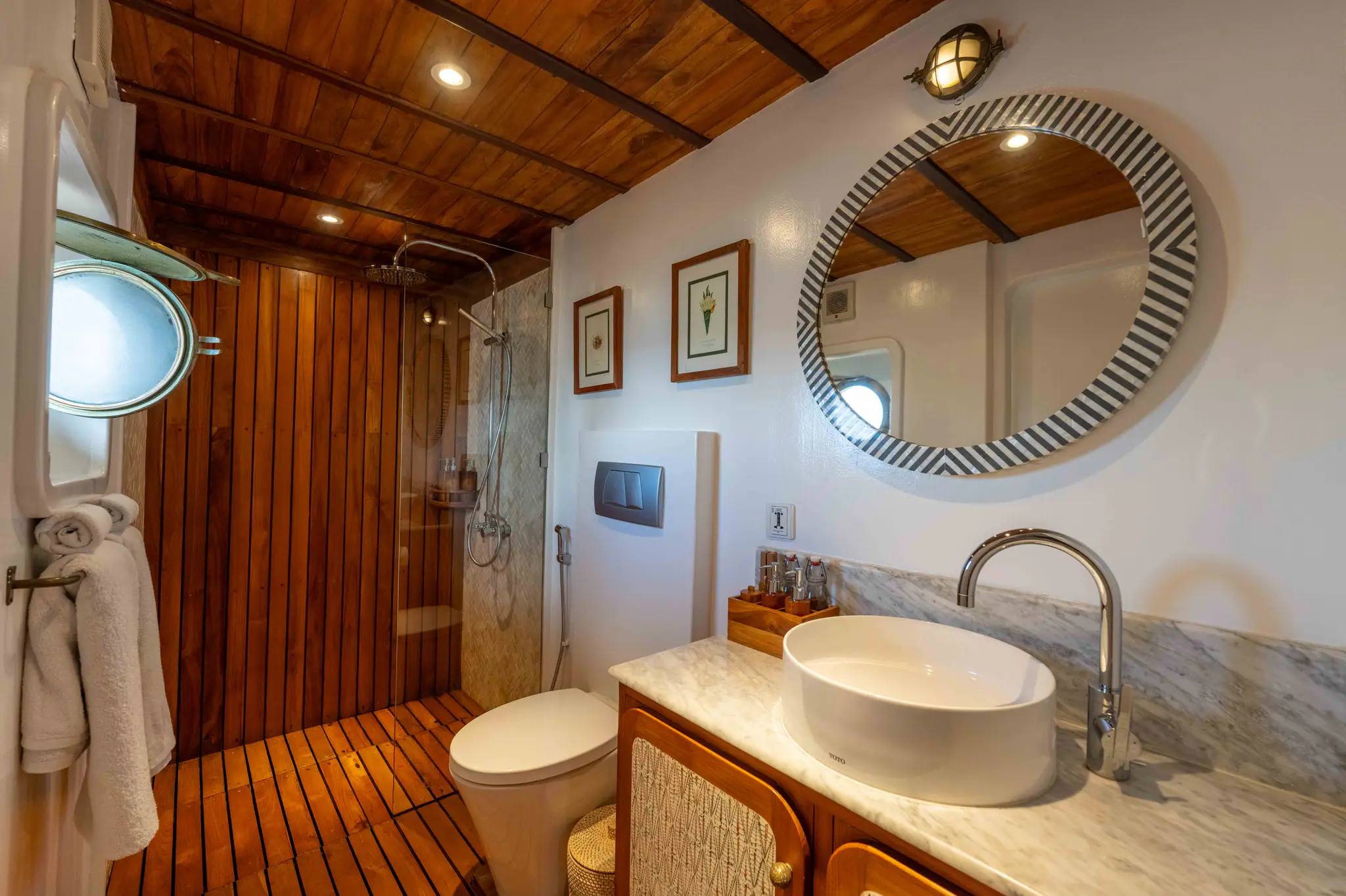 Rascal Adventure Yacht | Luxury Bathroom on Rascal Yacht