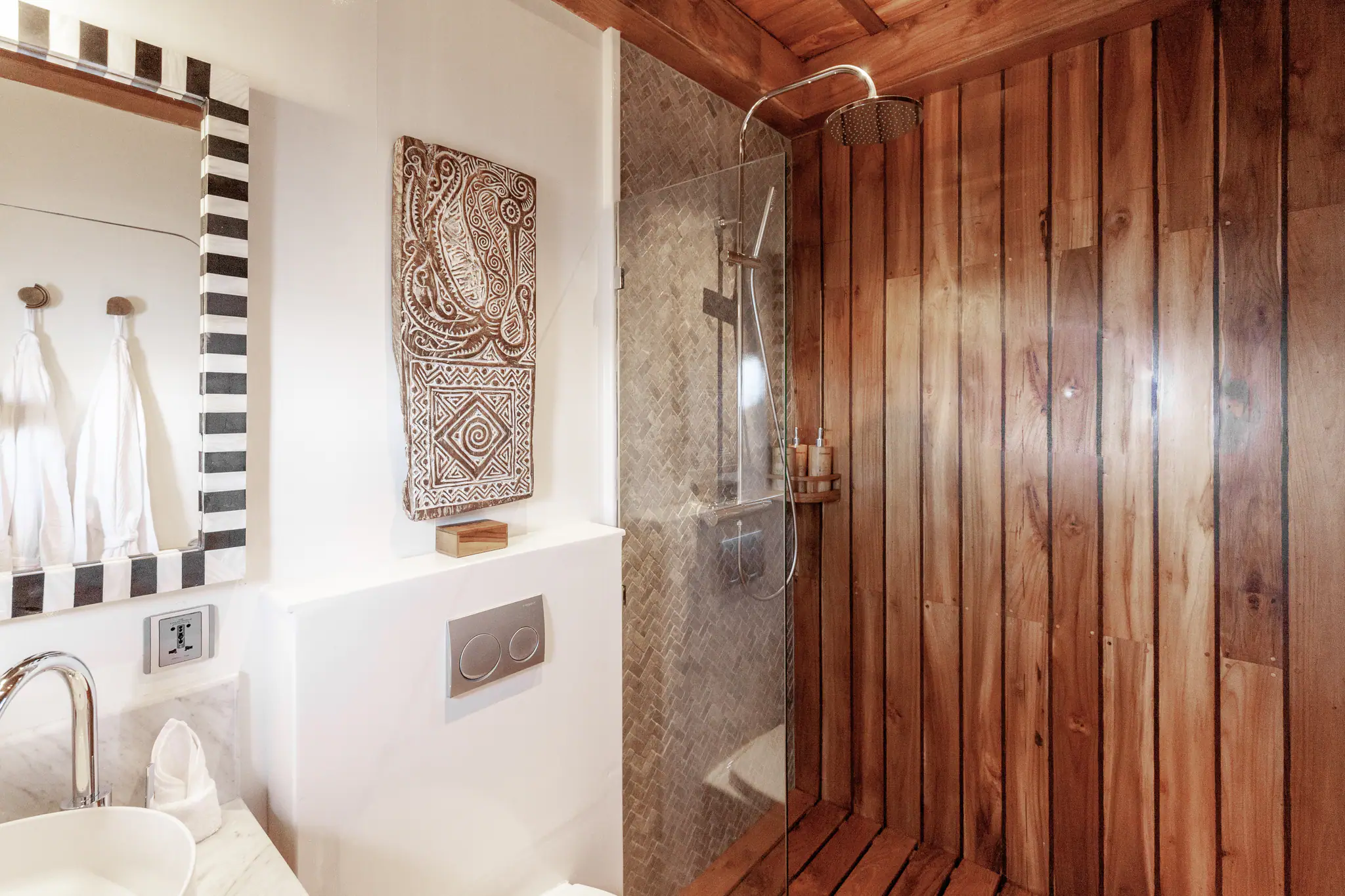 Rebel Adventure Yacht | Beautiful private bathroom of standard cabin
