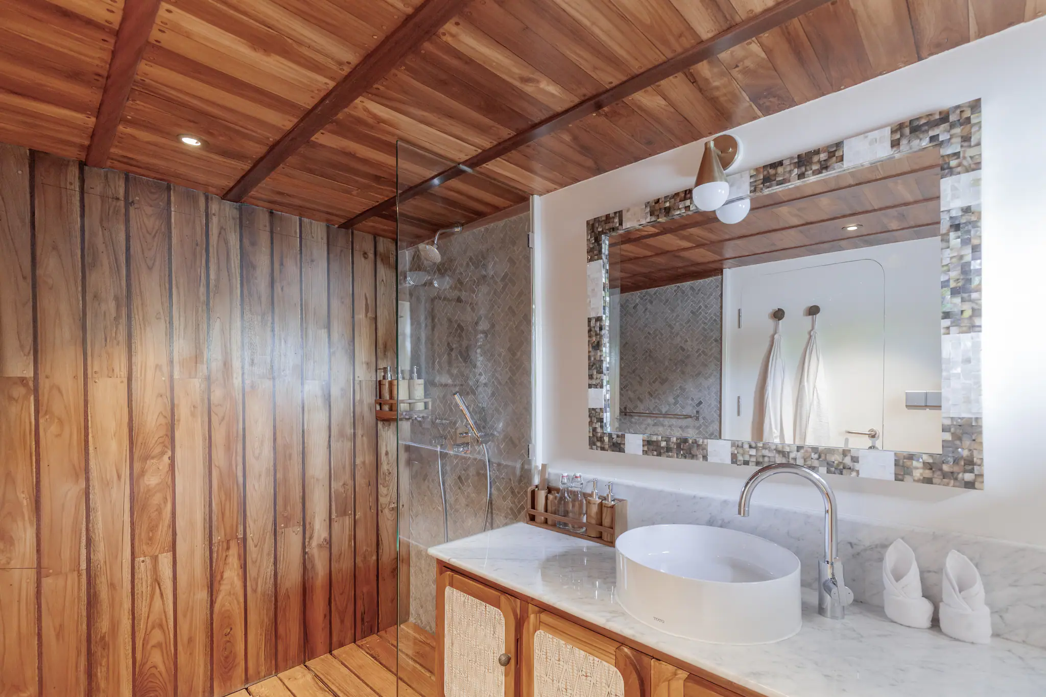 Rebel Adventure Yacht | En-suite bathroom on guest cabin