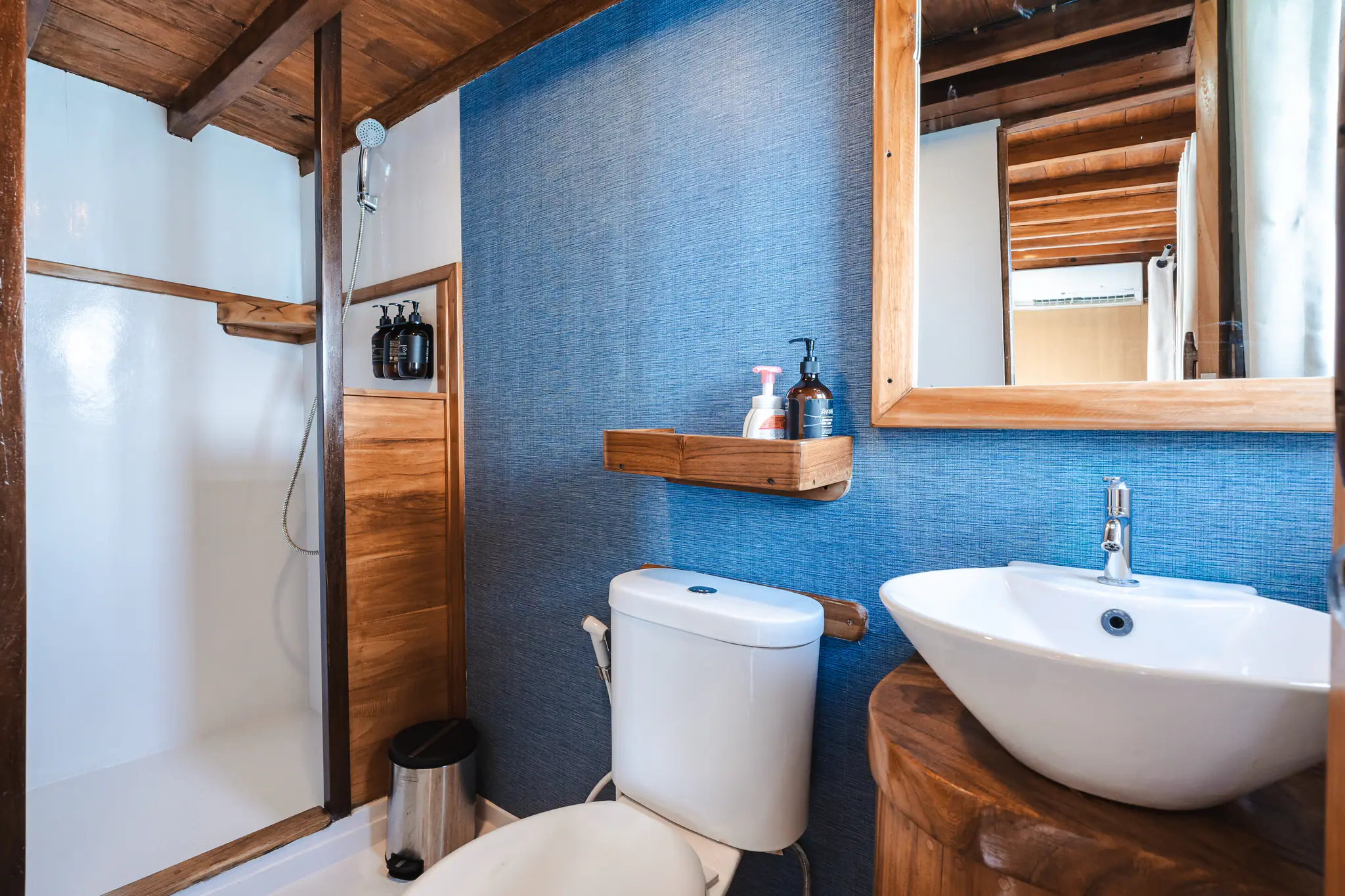 Samara I Liveaboard | Elegant Bathroom aboard