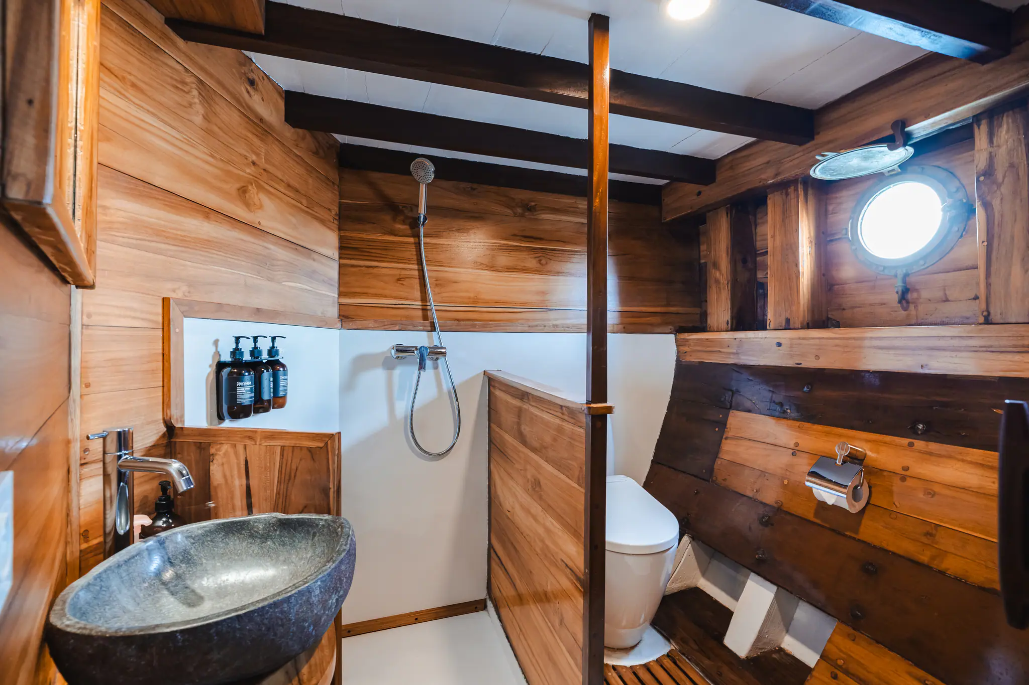 Samara I Liveaboard | Family Cabin Bathroom