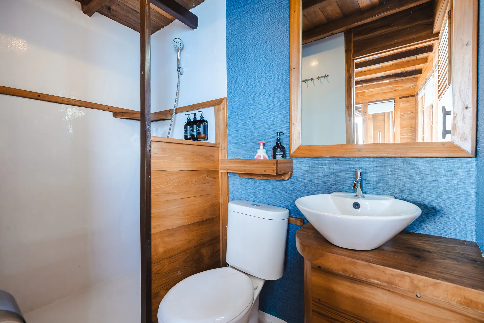 Samara I Liveaboard | Kanawa Cabin Bathroom