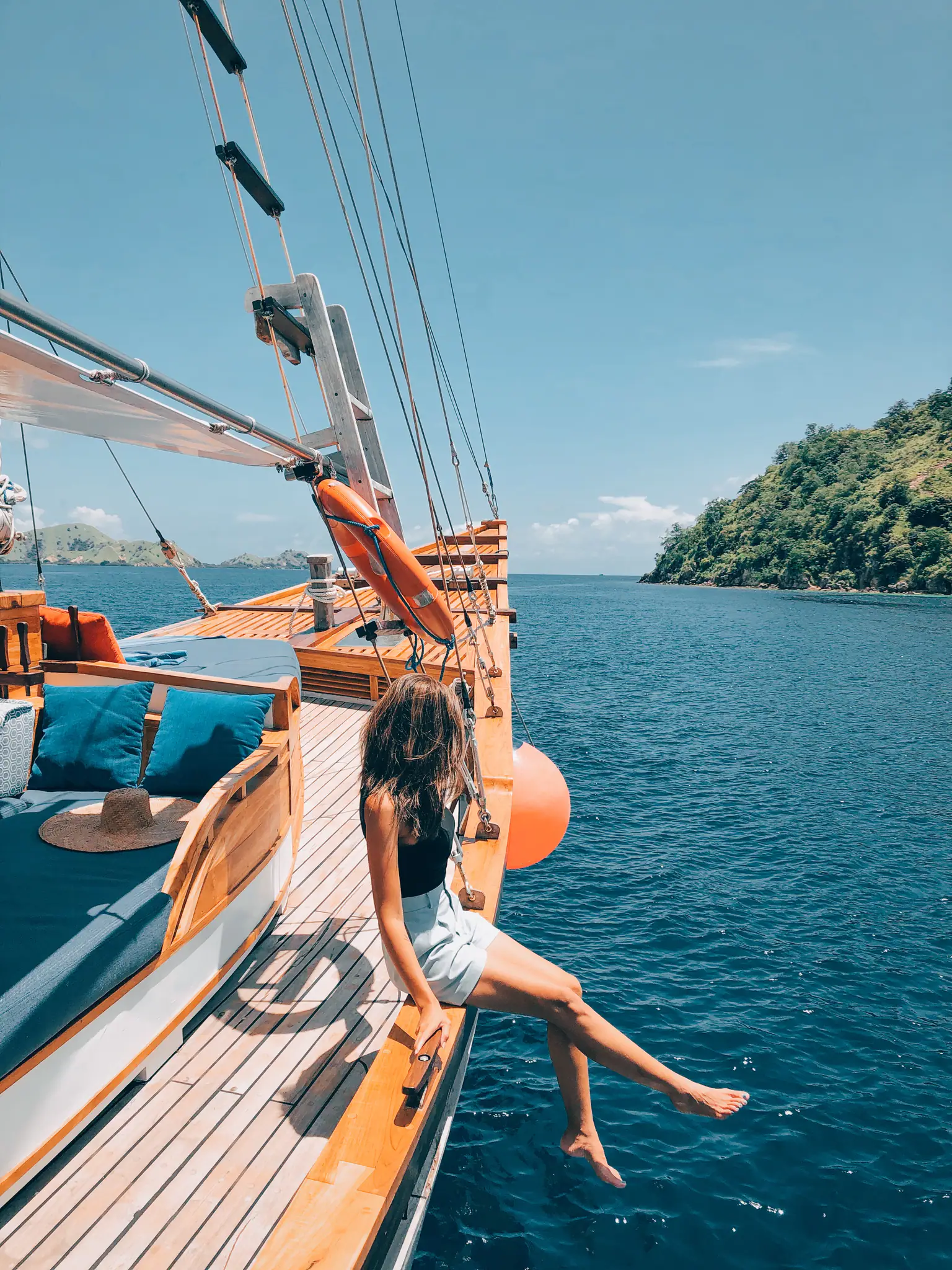 Samara I Liveaboard | Guest enjoying the sun on the main deck