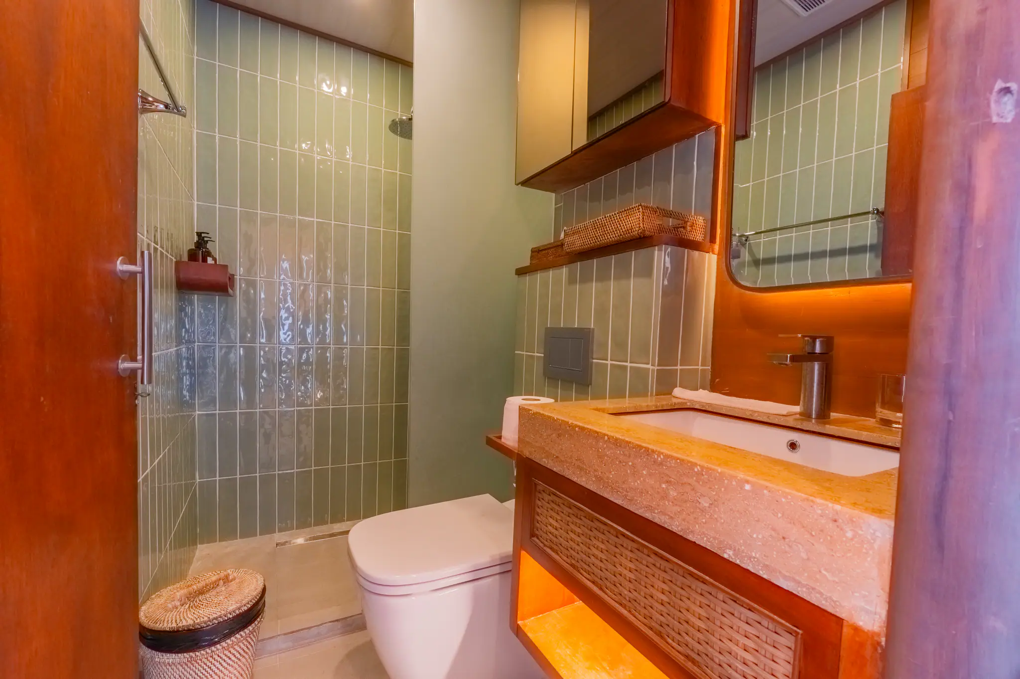 Sanctuary Grand Phinisi Yacht | Deluxe Bathroom