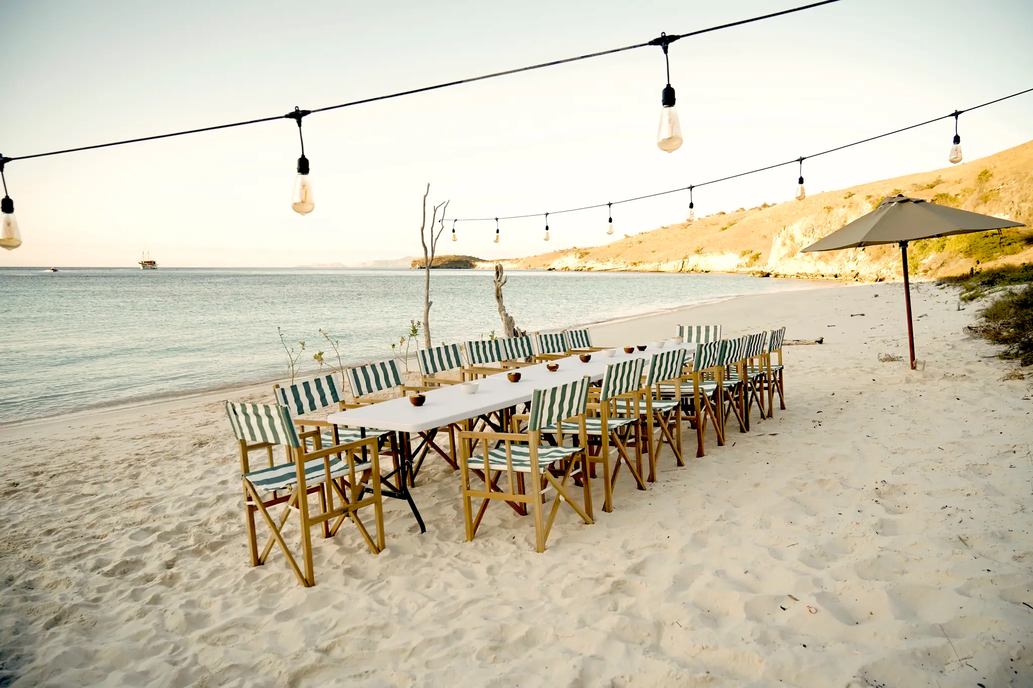 Sanctuary Grand Phinisi Yacht | Beach dinner beneath string lights