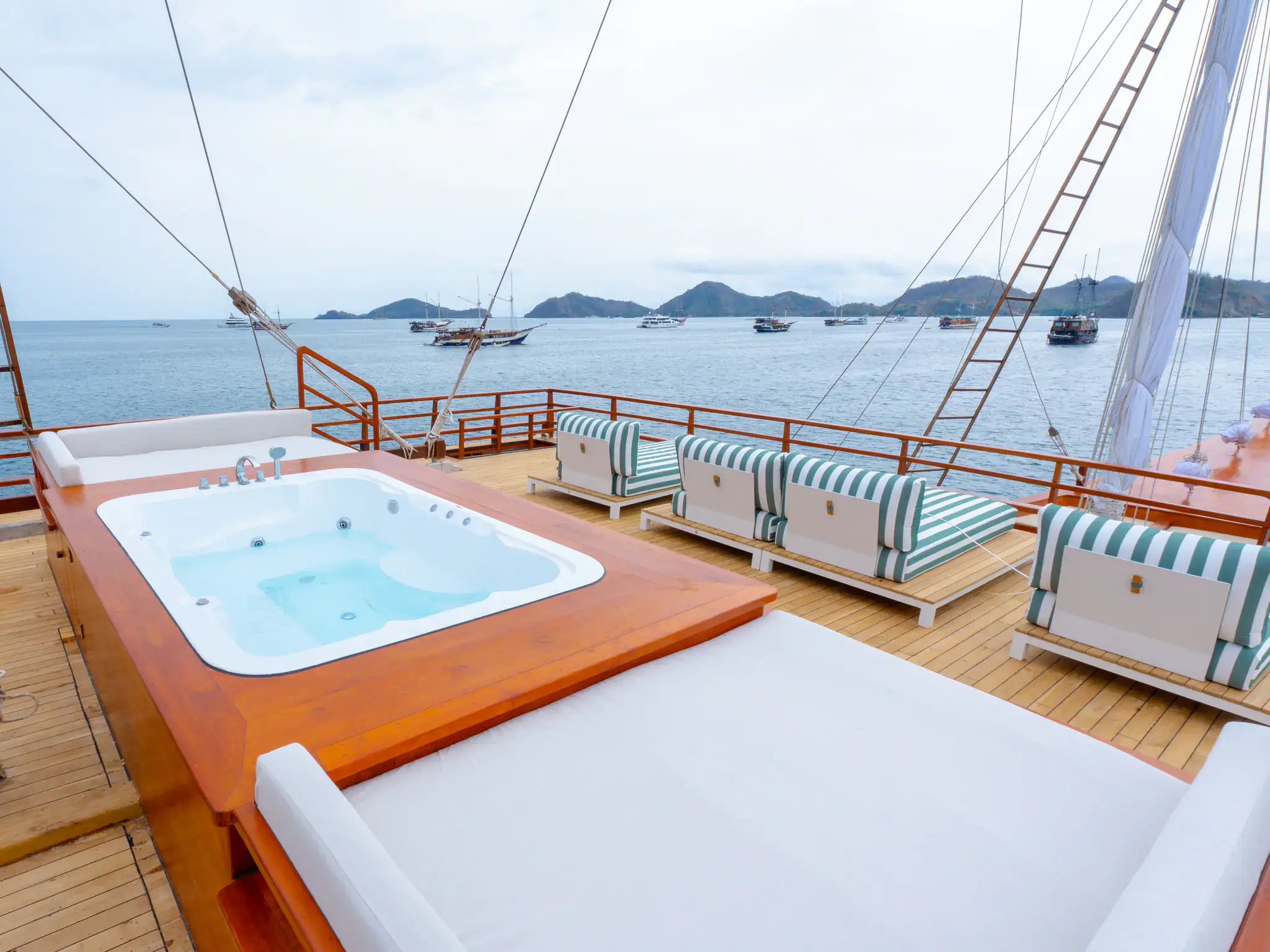 Sanctuary Grand Phinisi Yacht | Outdoor large jacuzzi 