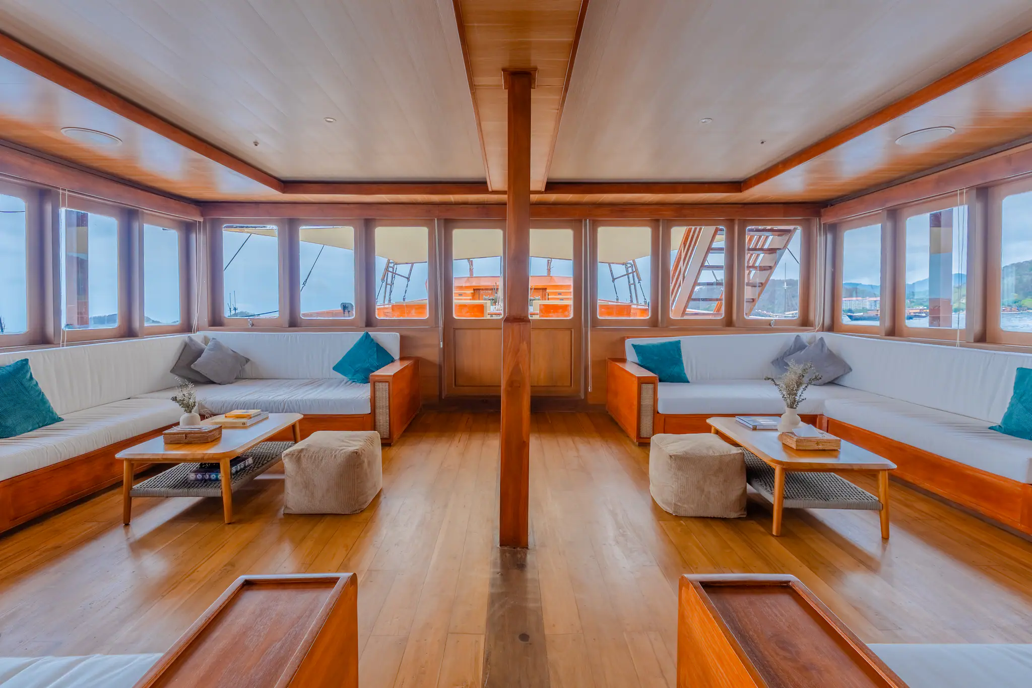 Sanctuary Grand Phinisi Yacht | Indoor Lounge & Dining Area 