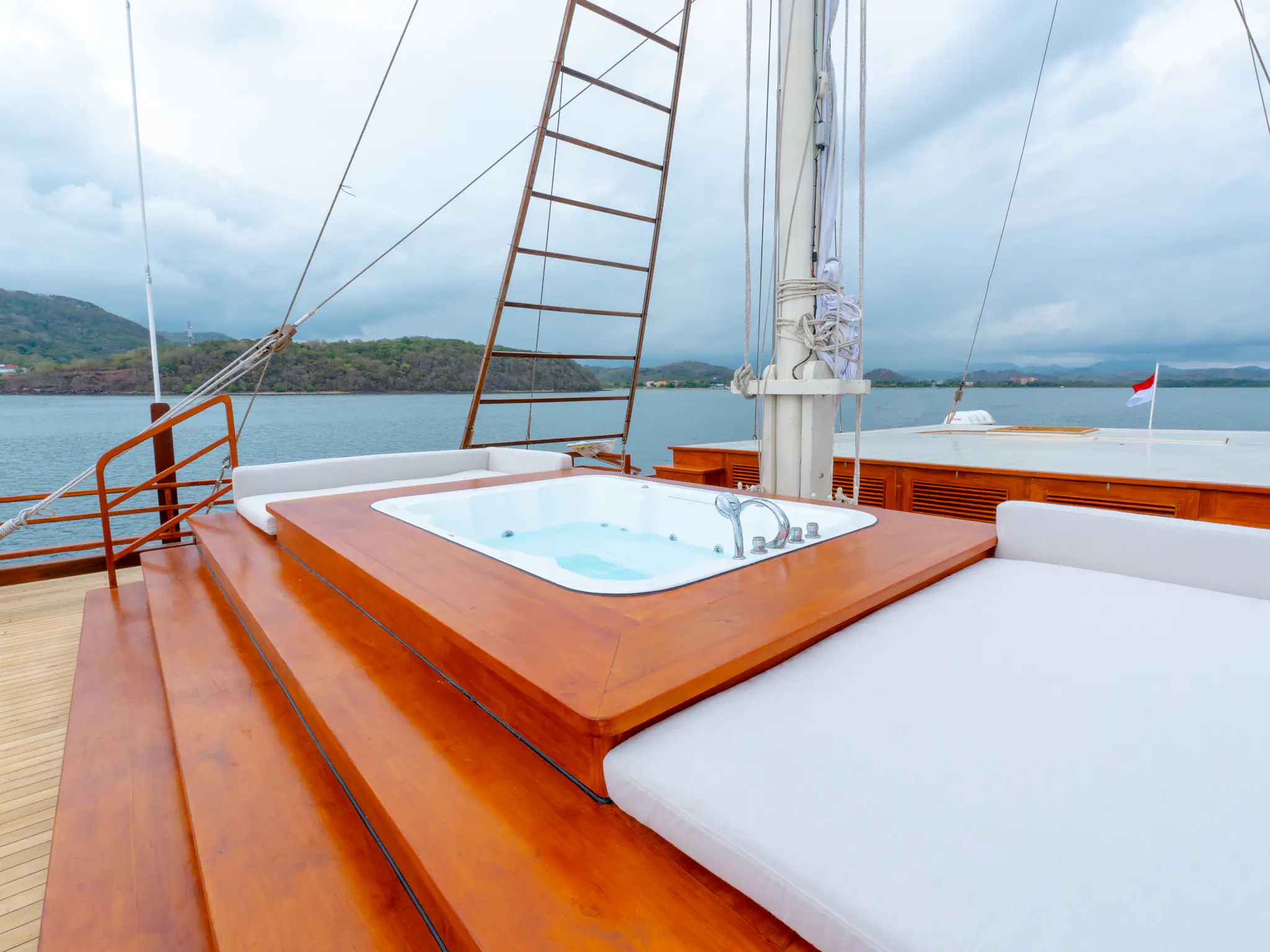 Sanctuary Grand Phinisi Yacht | Open air jacuzzi with sea views