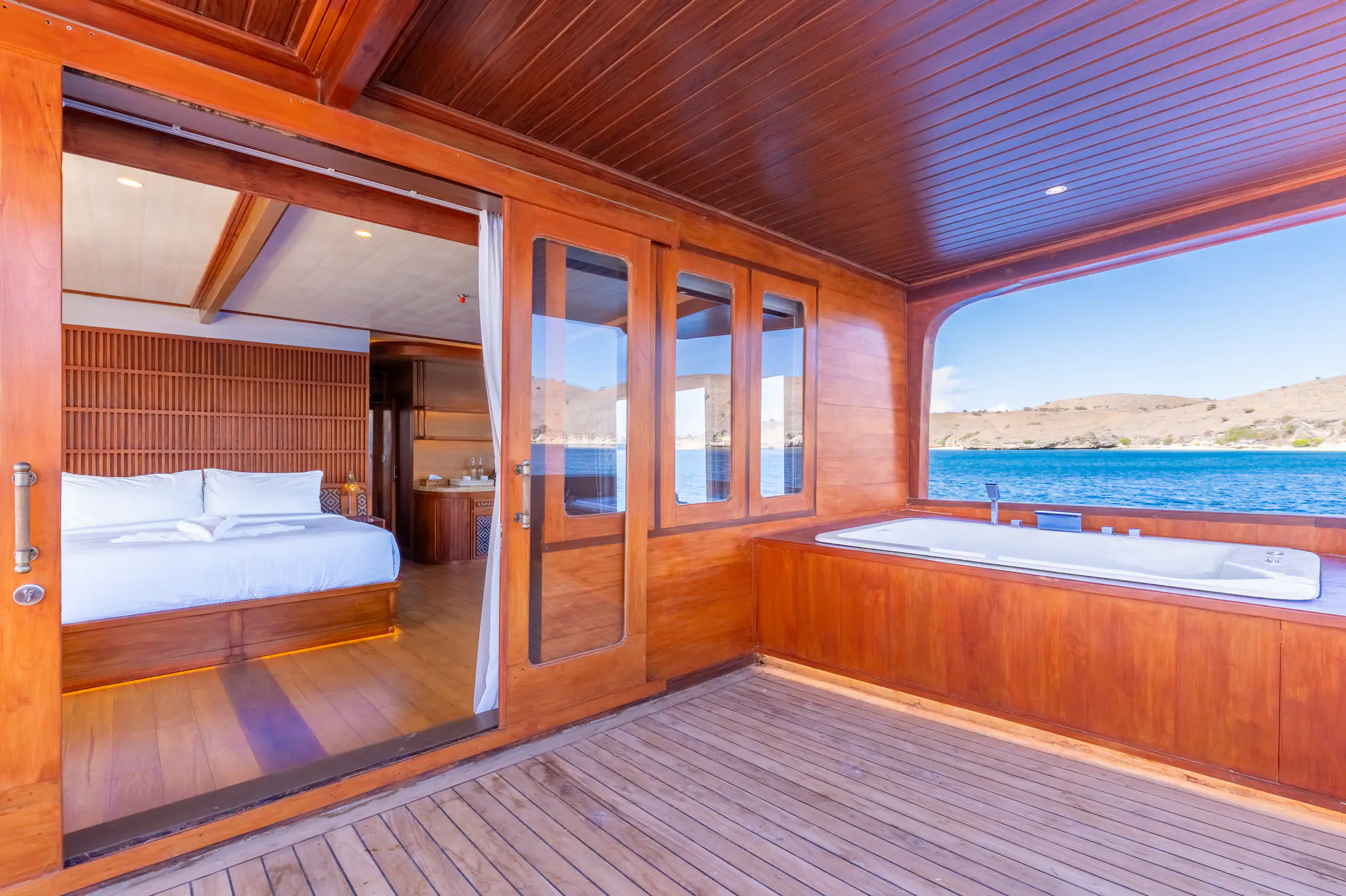 Sanctuary Grand Phinisi Yacht | Ocean view suite with private terrace