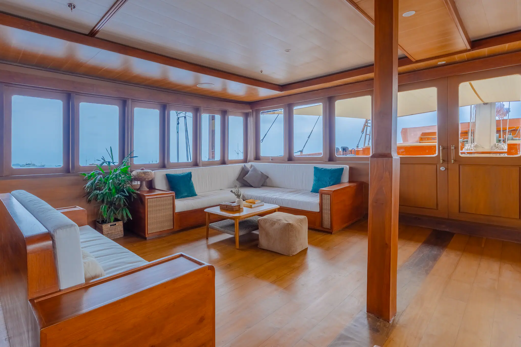 Sanctuary Grand Phinisi Yacht | Spacious indoor lounge area