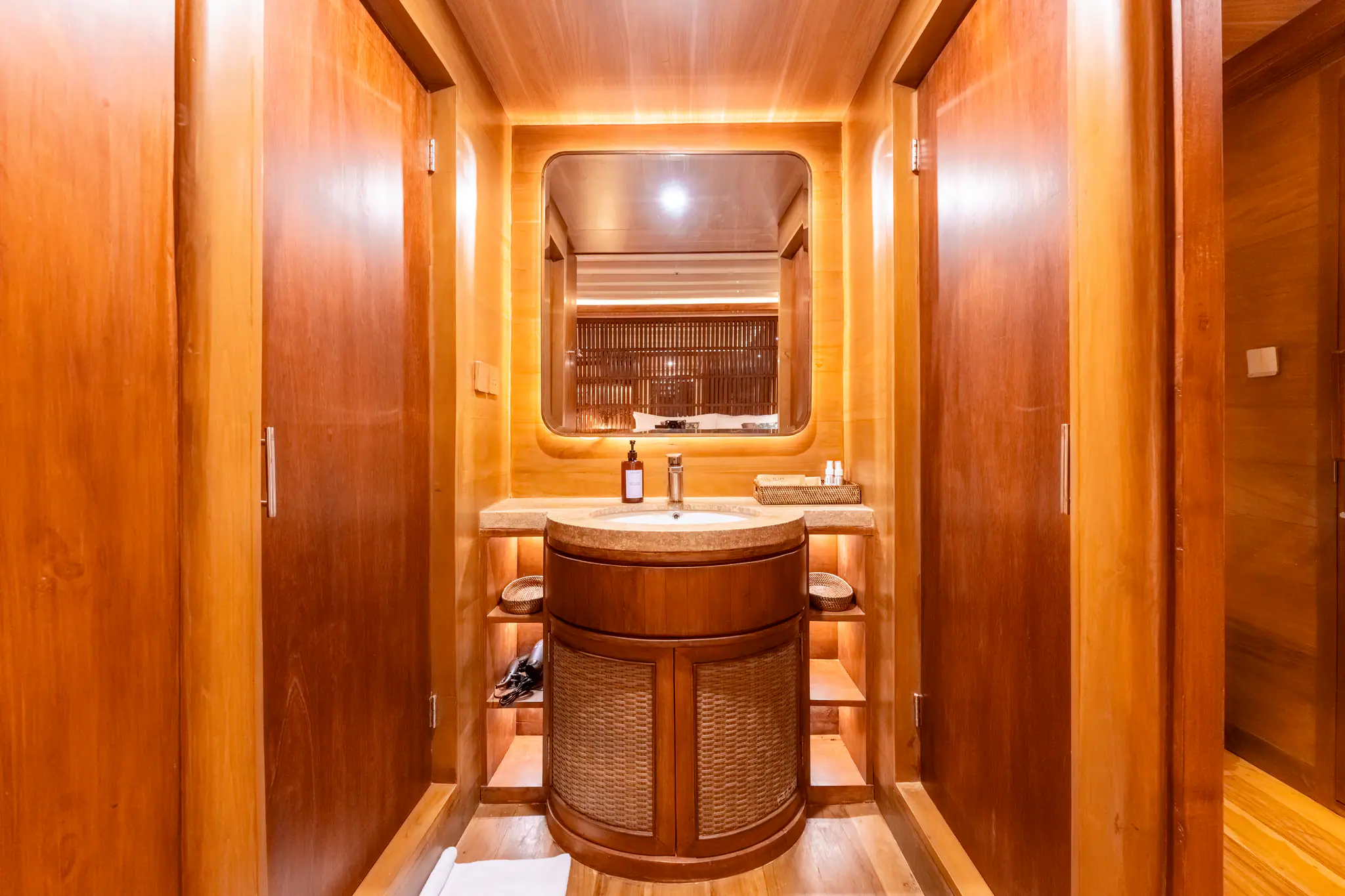 Sanctuary Grand Phinisi Yacht | Stateroom Bathroom