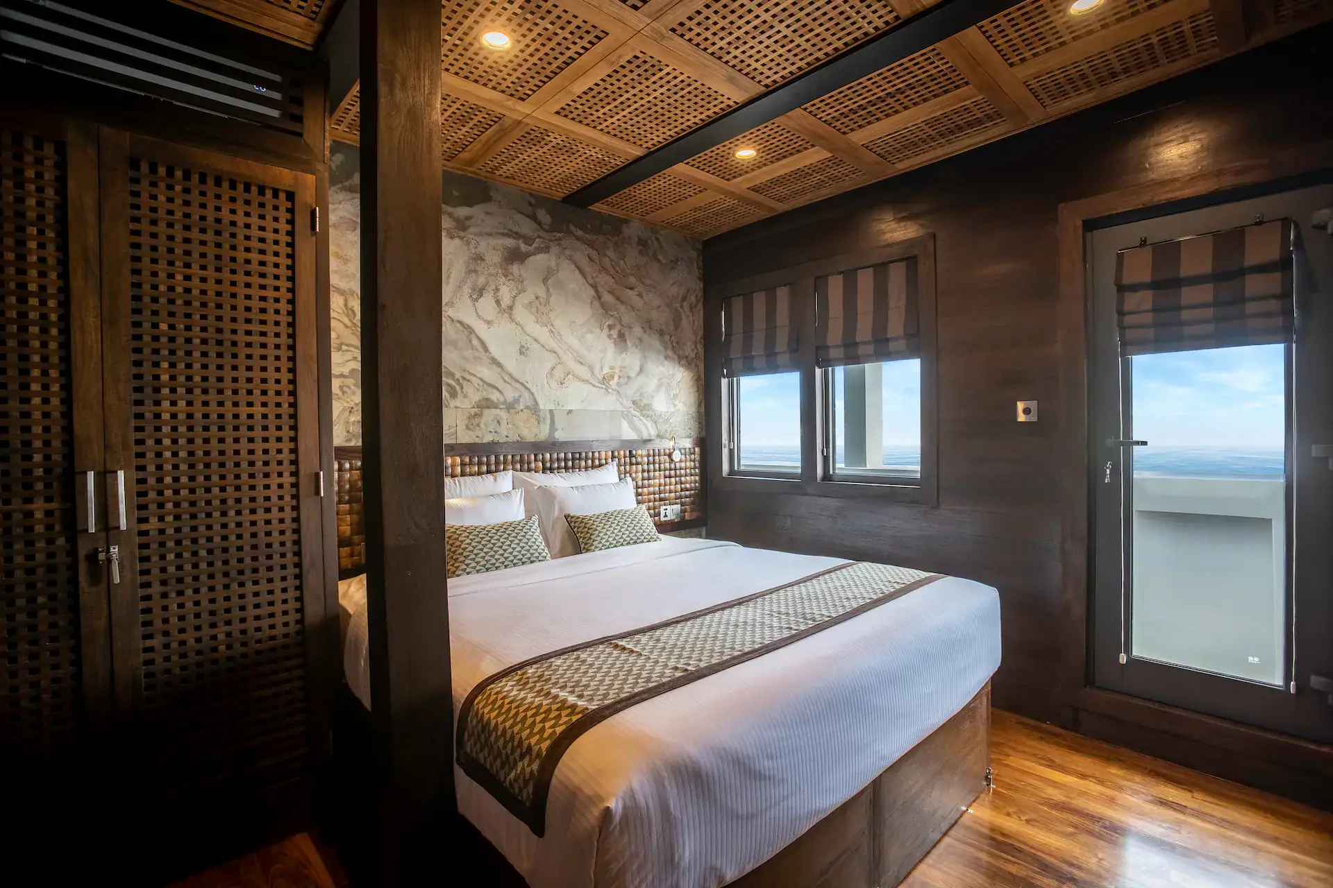 Scubaspa-Zen-Luxury-Dive-Yacht-Staterooms-05 | cowrie-double-bed-set-up