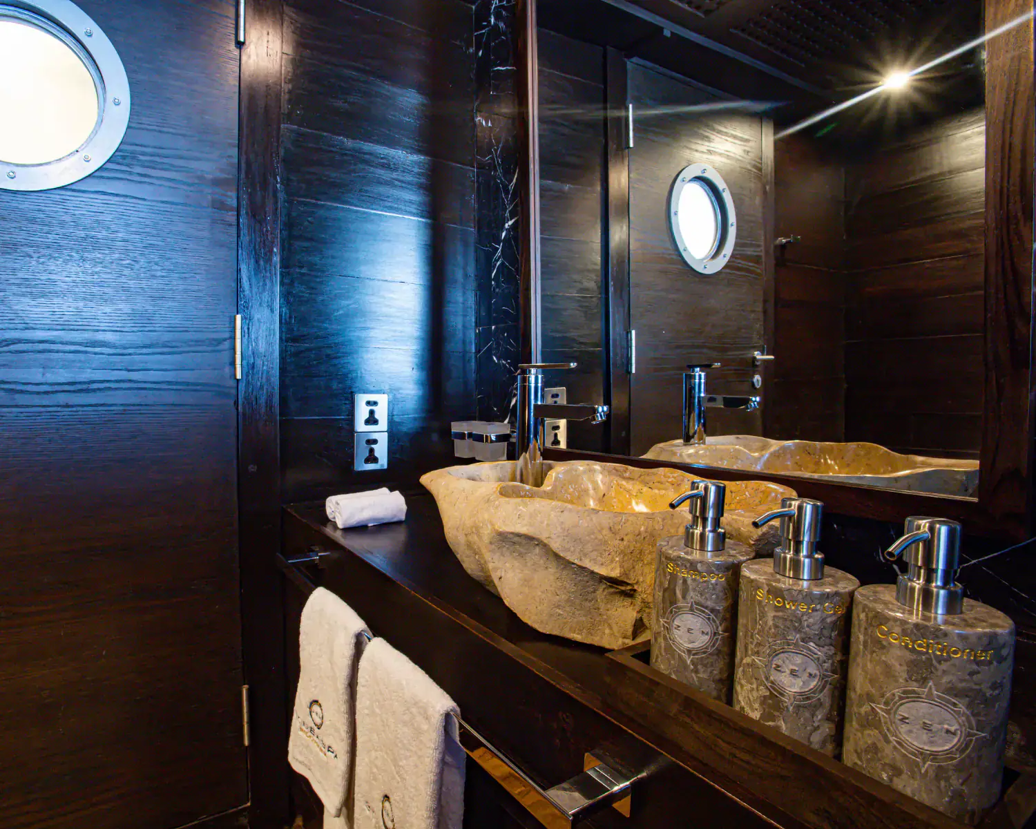 scubaspa-zen-luxury-dive-yacht-staterooms-09